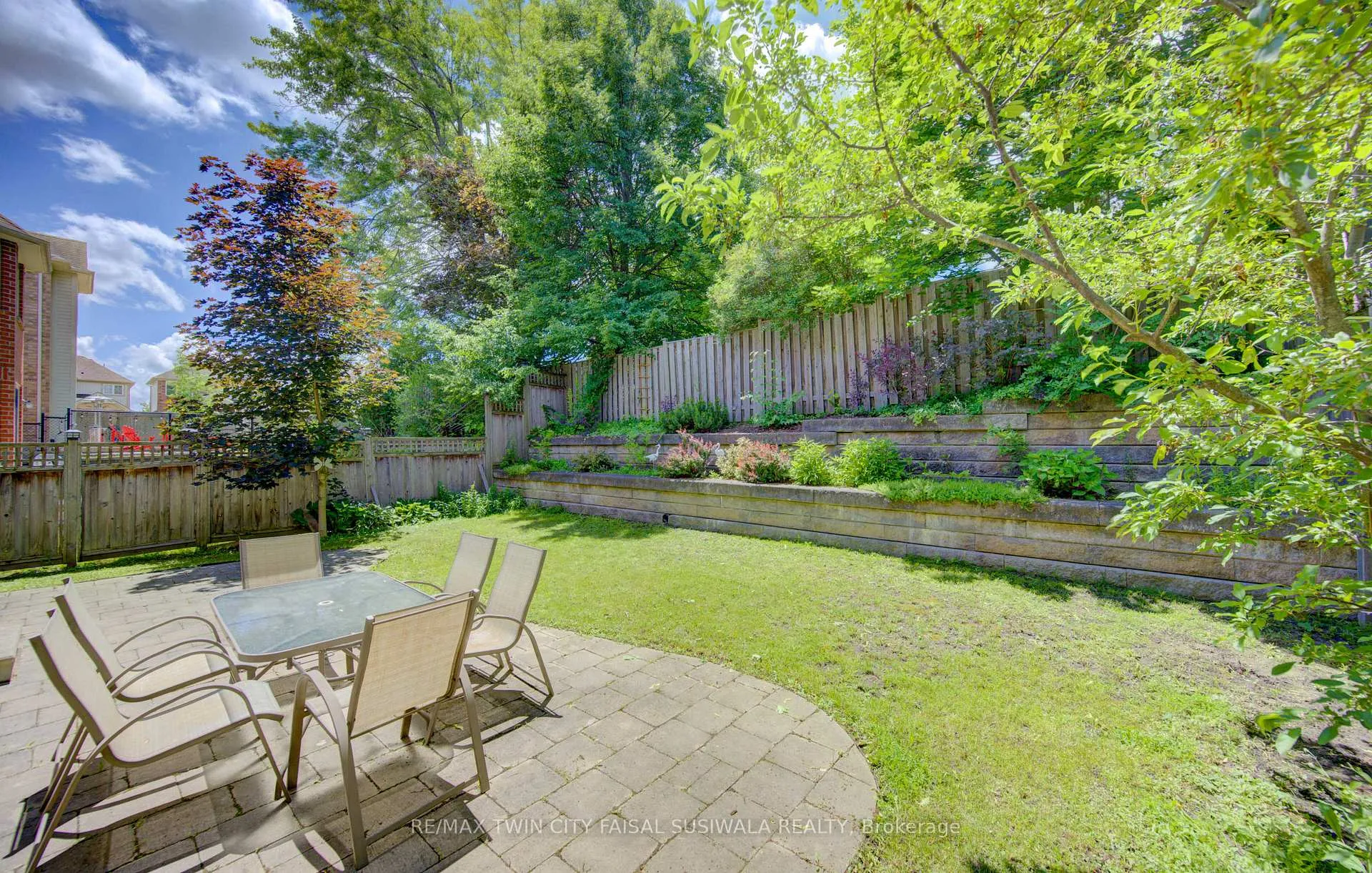 Photo 2 of 184 Fletcher Circle, Cambridge, Silver Heights — HOMEH