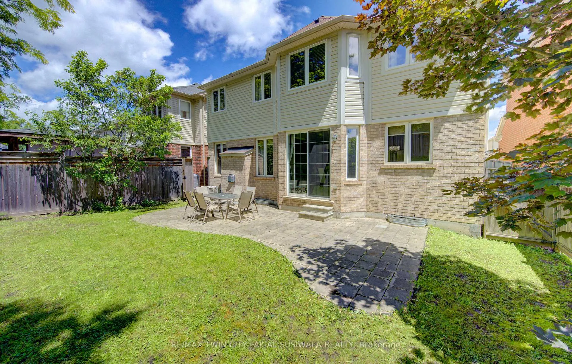 Photo 4 of 184 Fletcher Circle, Cambridge, Silver Heights — HOMEH