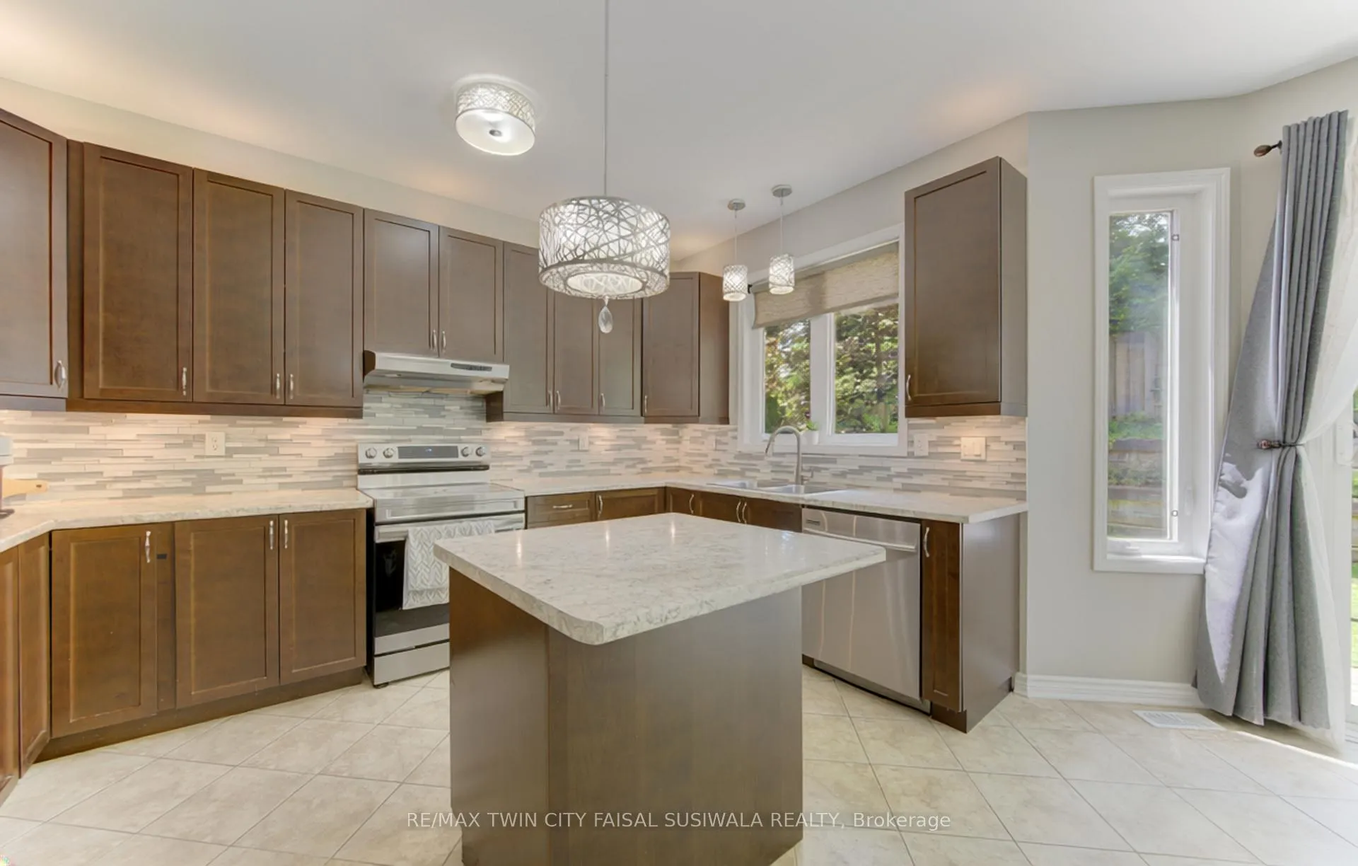 Photo 12 of 184 Fletcher Circle, Cambridge, Silver Heights — HOMEH