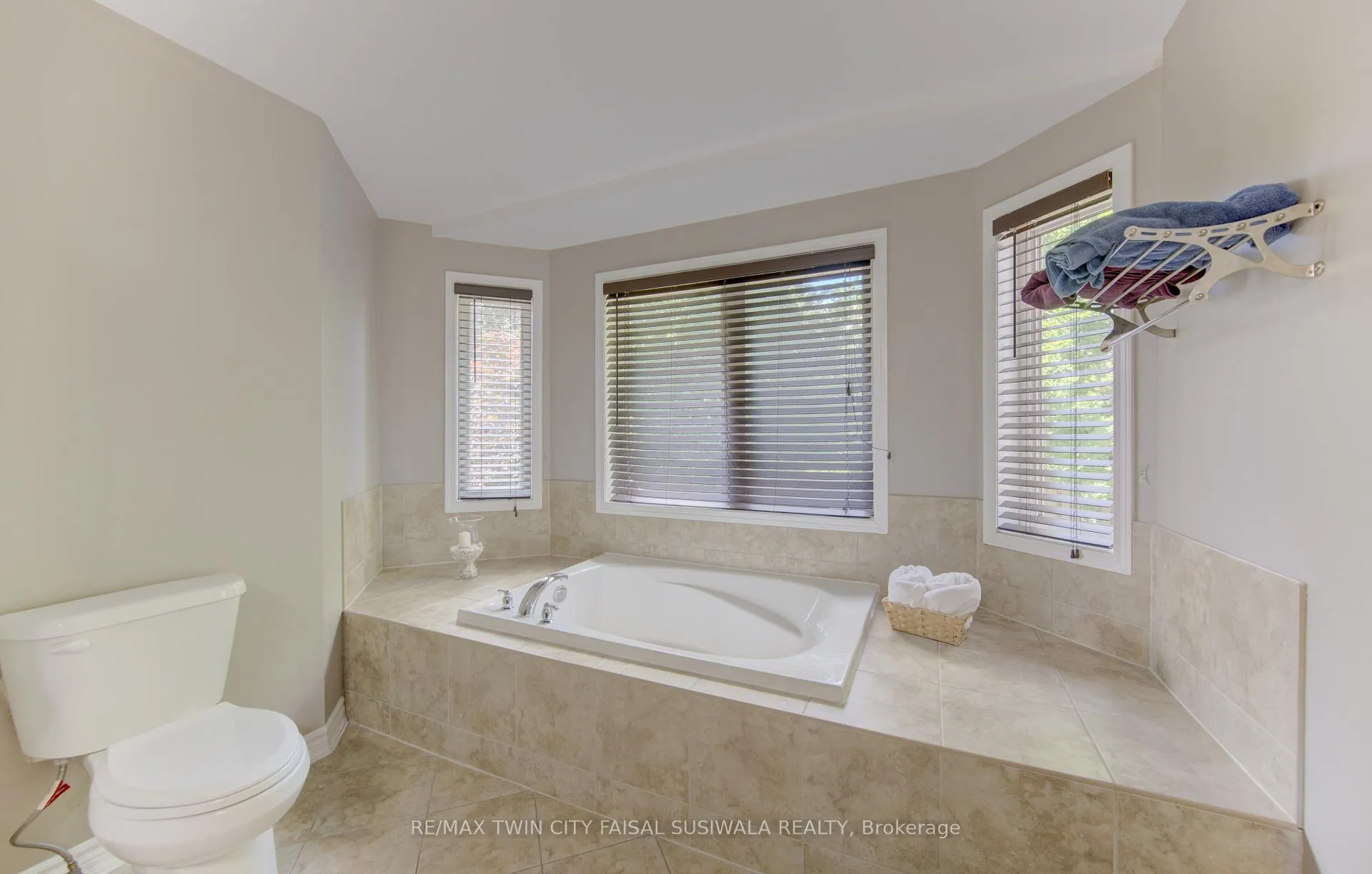 Photo 25 of 184 Fletcher Circle, Cambridge, Silver Heights — HOMEH