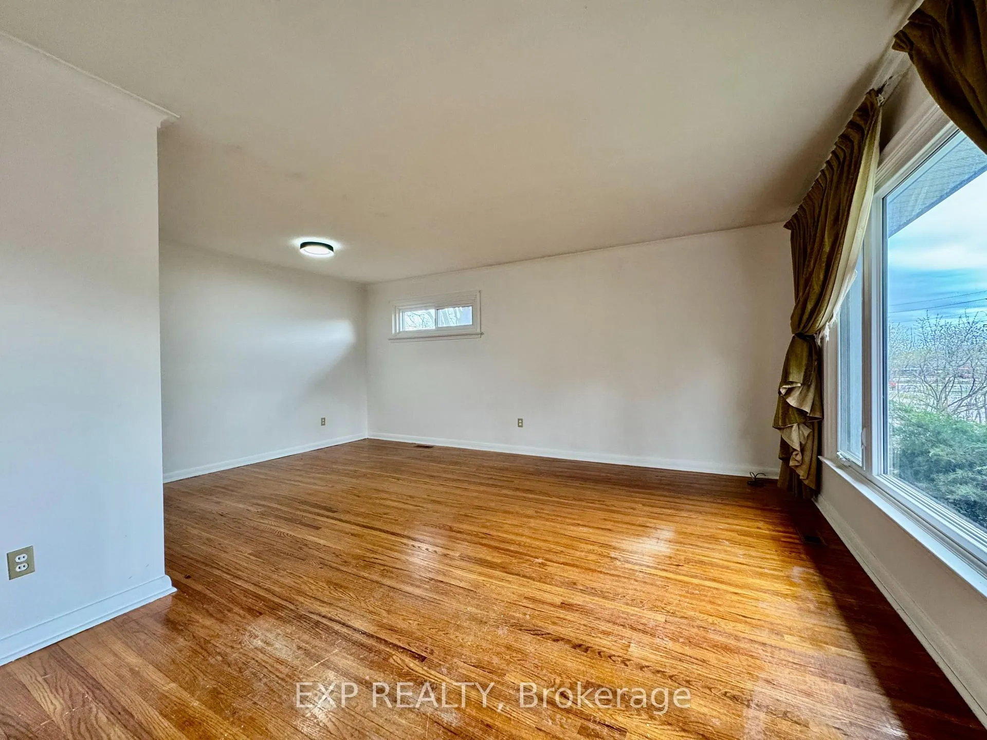 Photo 1 of 29 Bayview Parkway, Newmarket, Huron Heights-Leslie Valley — HOMEH
