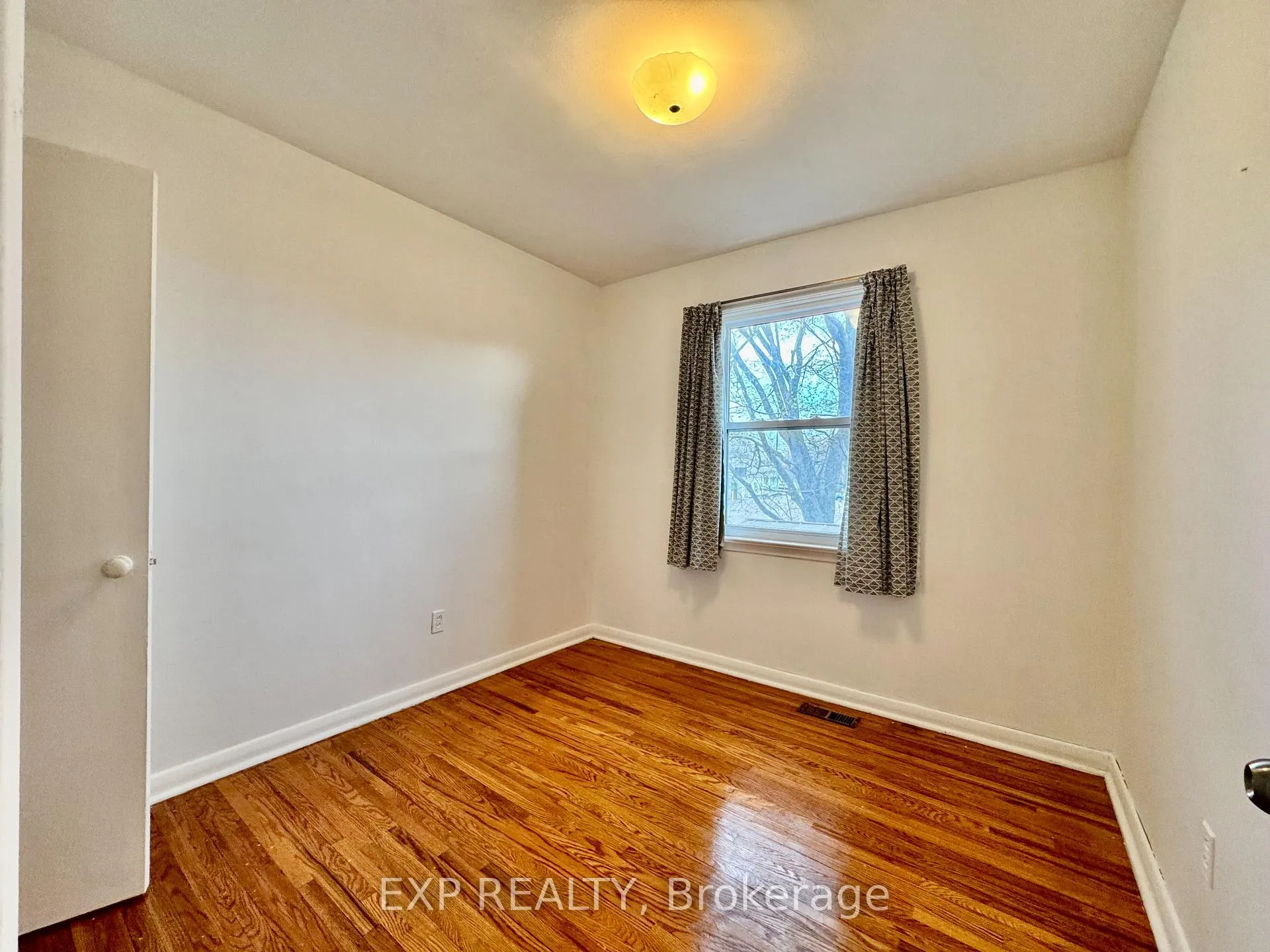Photo 3 of 29 Bayview Parkway, Newmarket, Huron Heights-Leslie Valley — HOMEH