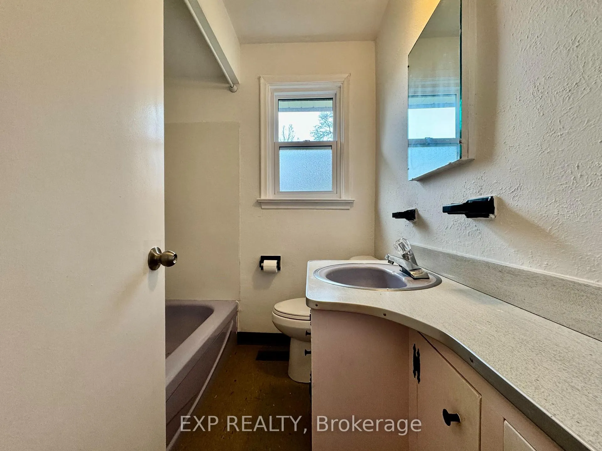 Photo 4 of 29 Bayview Parkway, Newmarket, Huron Heights-Leslie Valley — HOMEH
