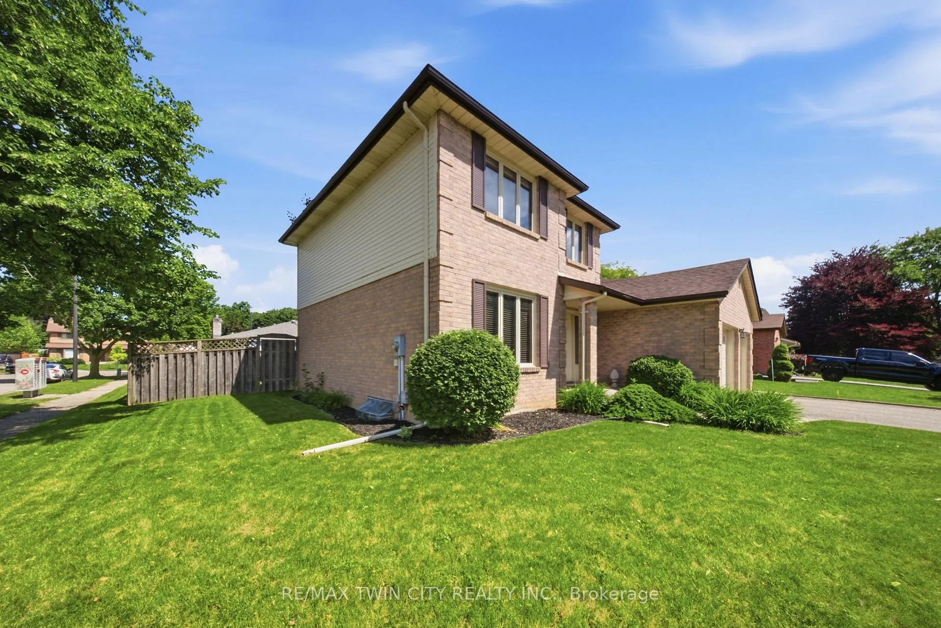 Photo 3 of 22 Colonial Crescent, Brantford, Cedarland — HOMEH