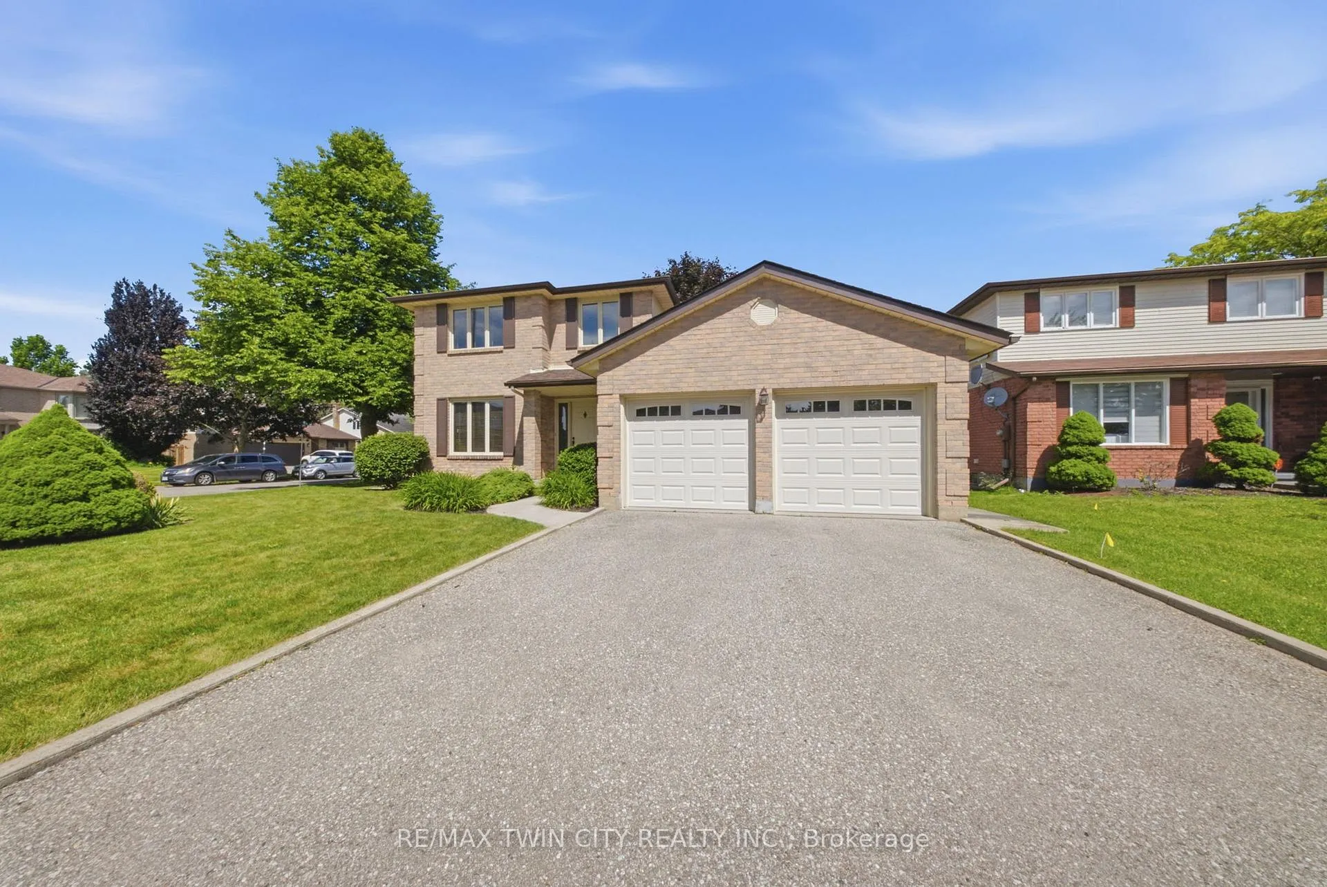 Photo 4 of 22 Colonial Crescent, Brantford, Cedarland — HOMEH