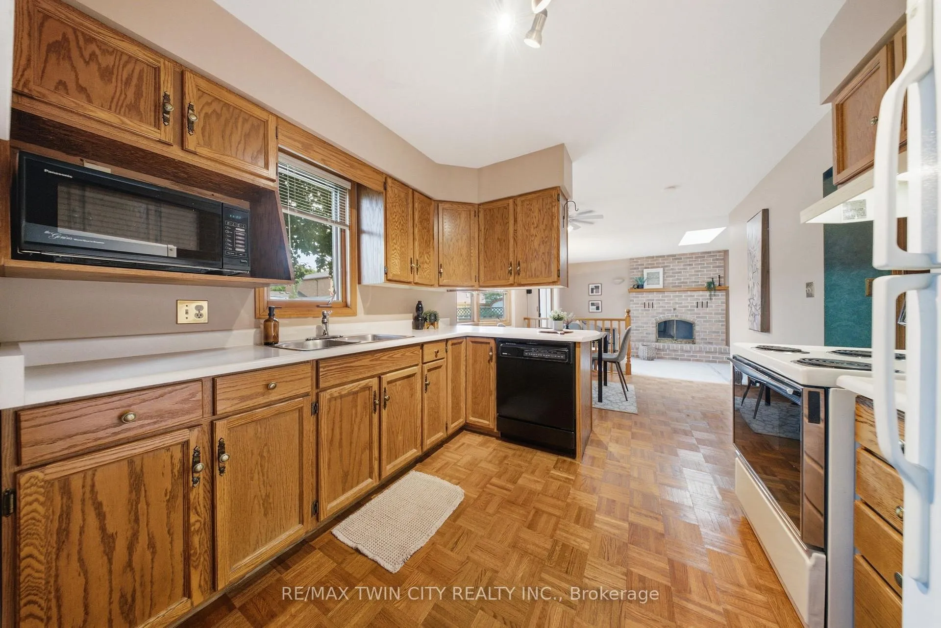 Photo 14 of 22 Colonial Crescent, Brantford, Cedarland — HOMEH