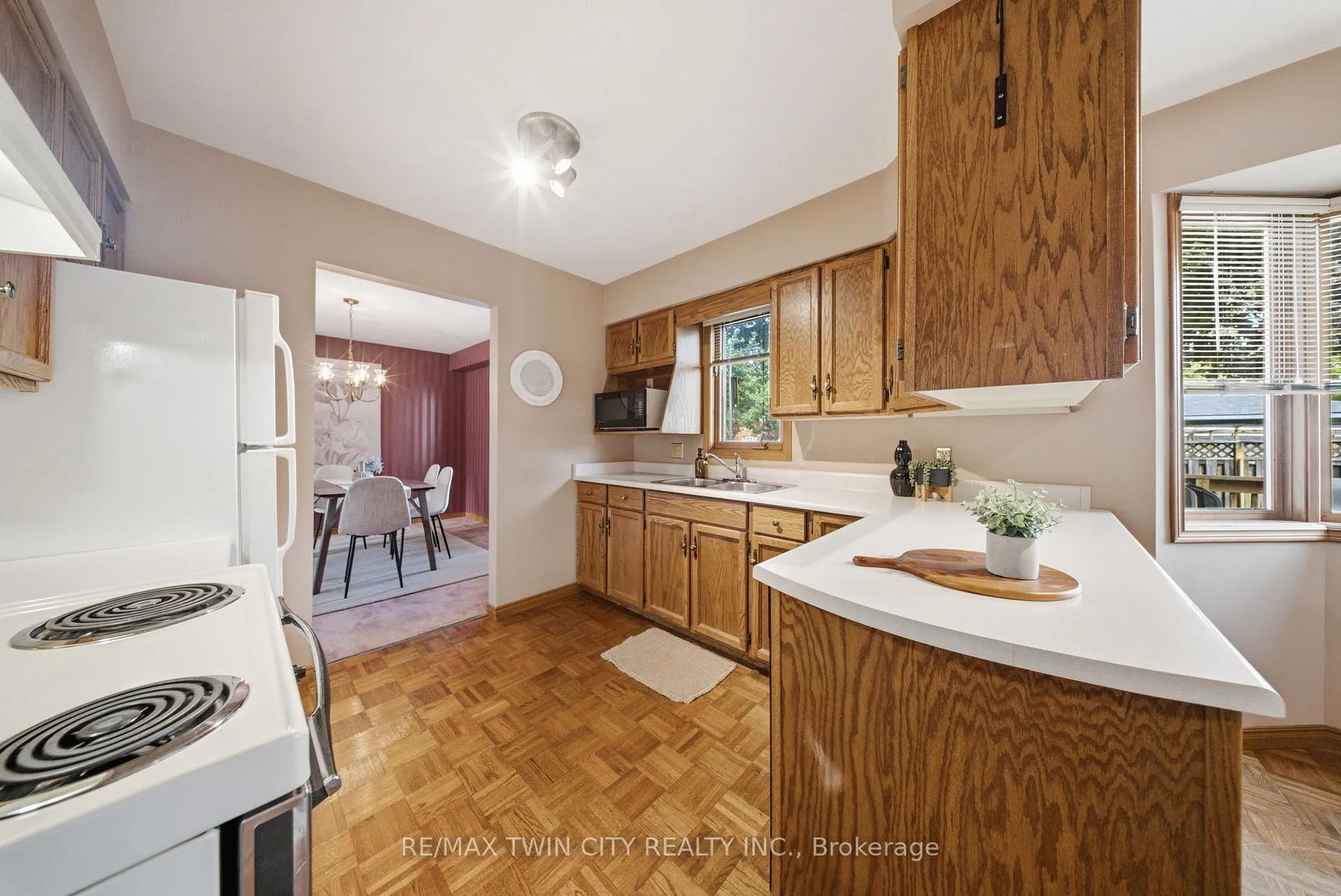 Photo 15 of 22 Colonial Crescent, Brantford, Cedarland — HOMEH
