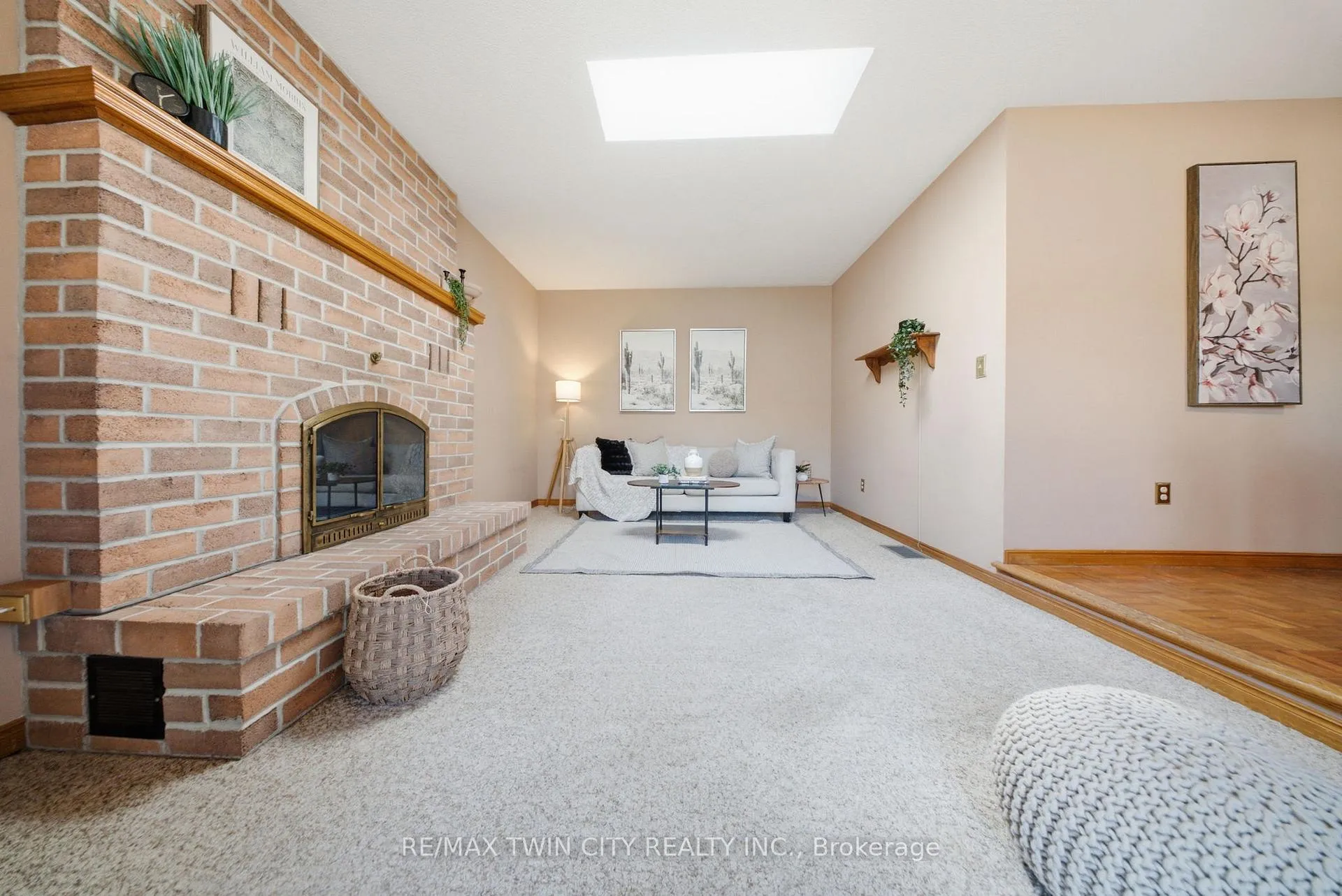 Photo 20 of 22 Colonial Crescent, Brantford, Cedarland — HOMEH