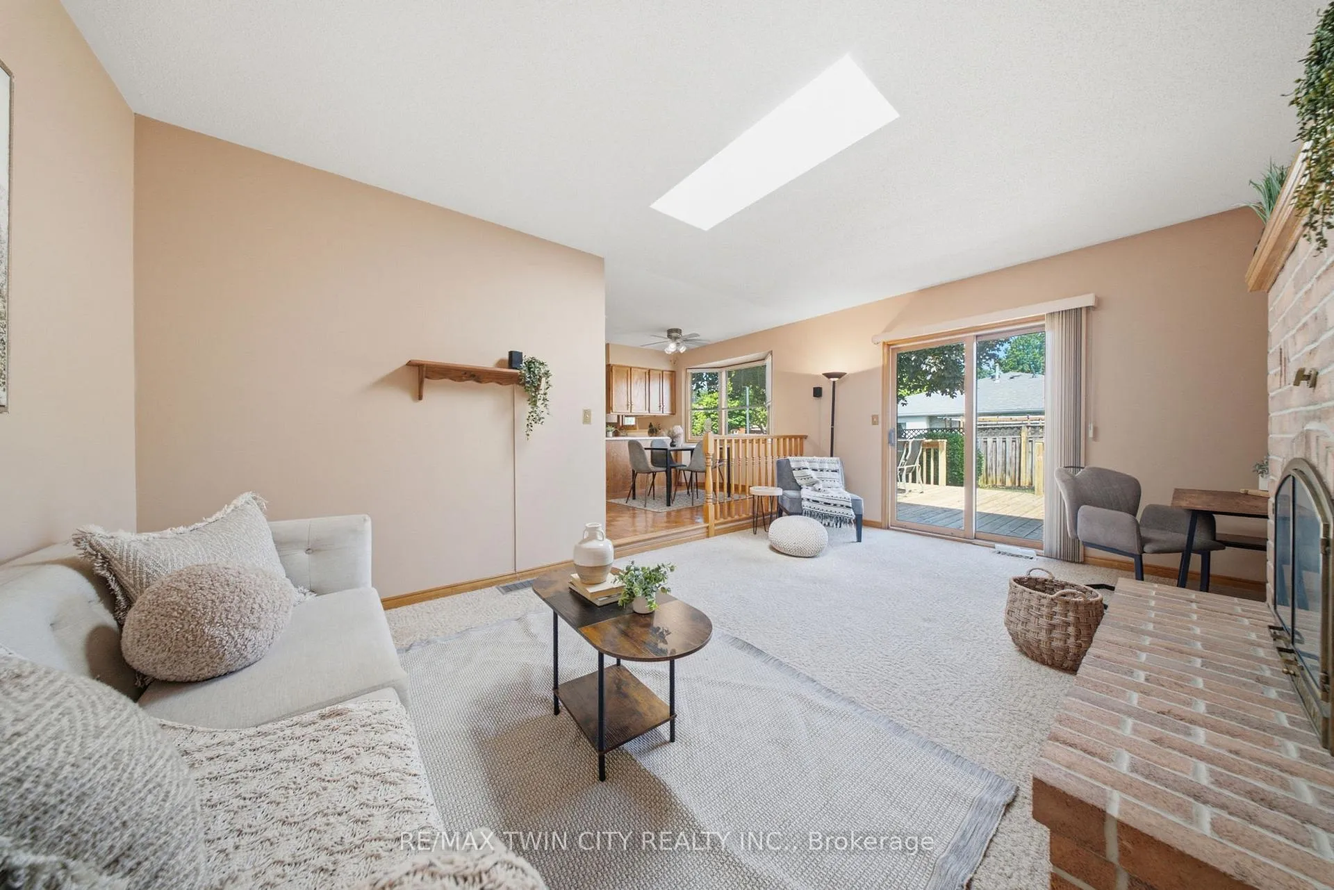 Photo 21 of 22 Colonial Crescent, Brantford, Cedarland — HOMEH