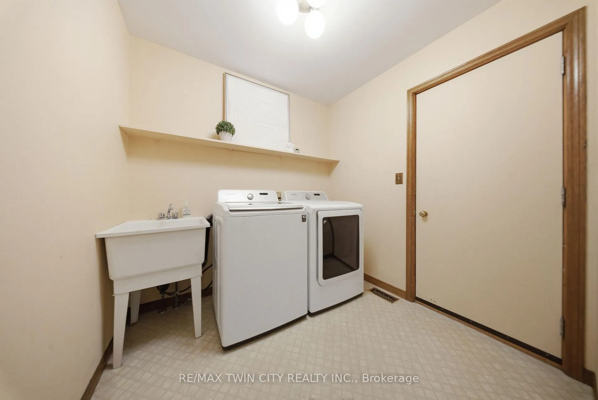 Photo 24 of 22 Colonial Crescent, Brantford, Cedarland — HOMEH