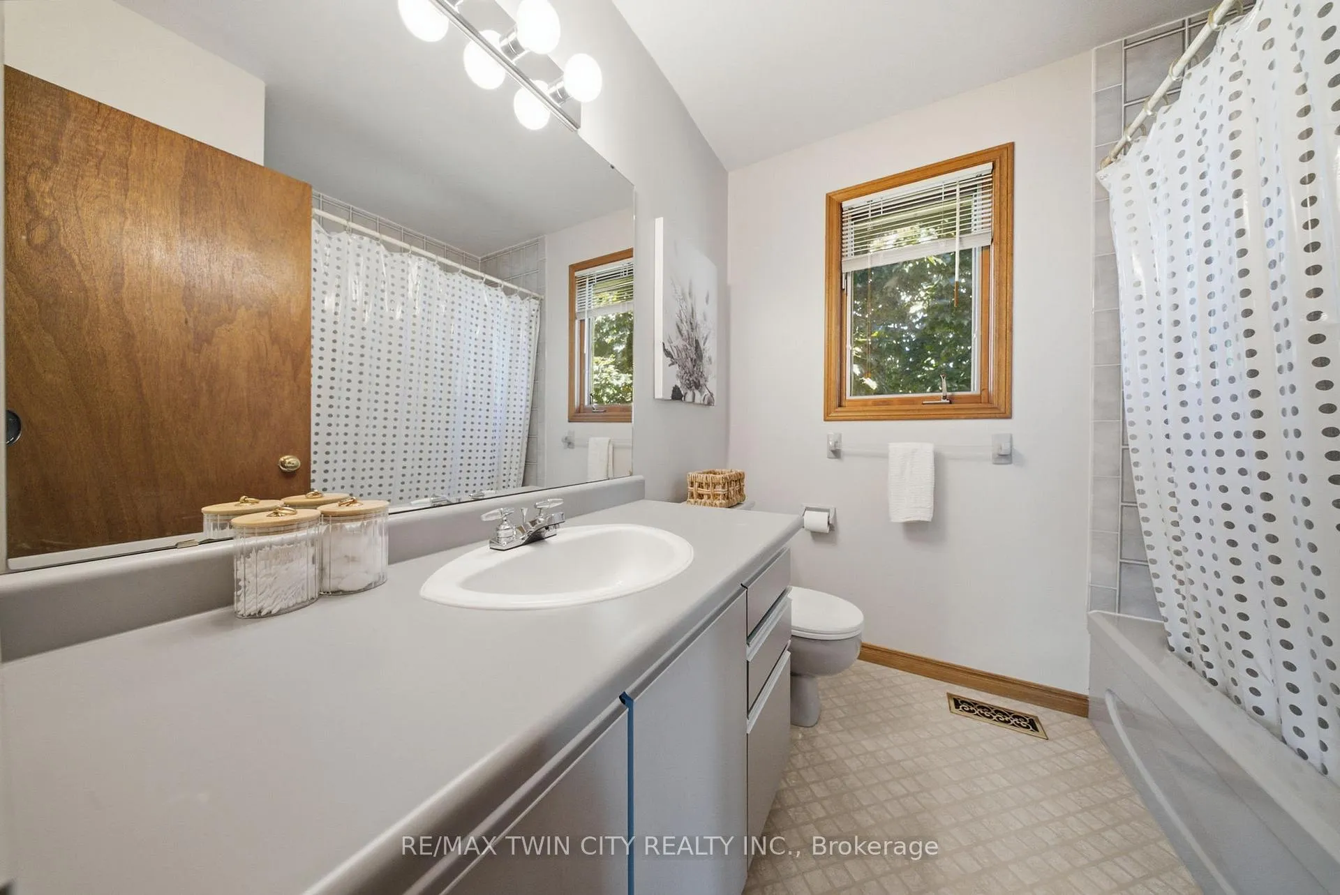 Photo 26 of 22 Colonial Crescent, Brantford, Cedarland — HOMEH