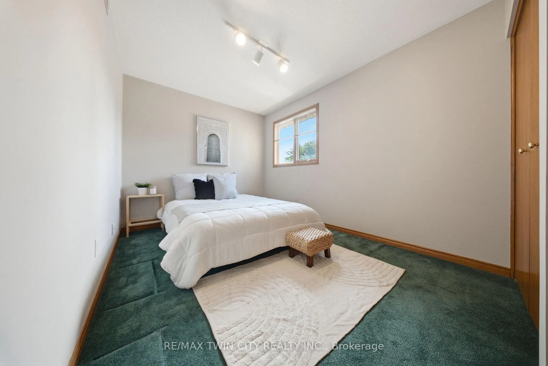Photo 31 of 22 Colonial Crescent, Brantford, Cedarland — HOMEH