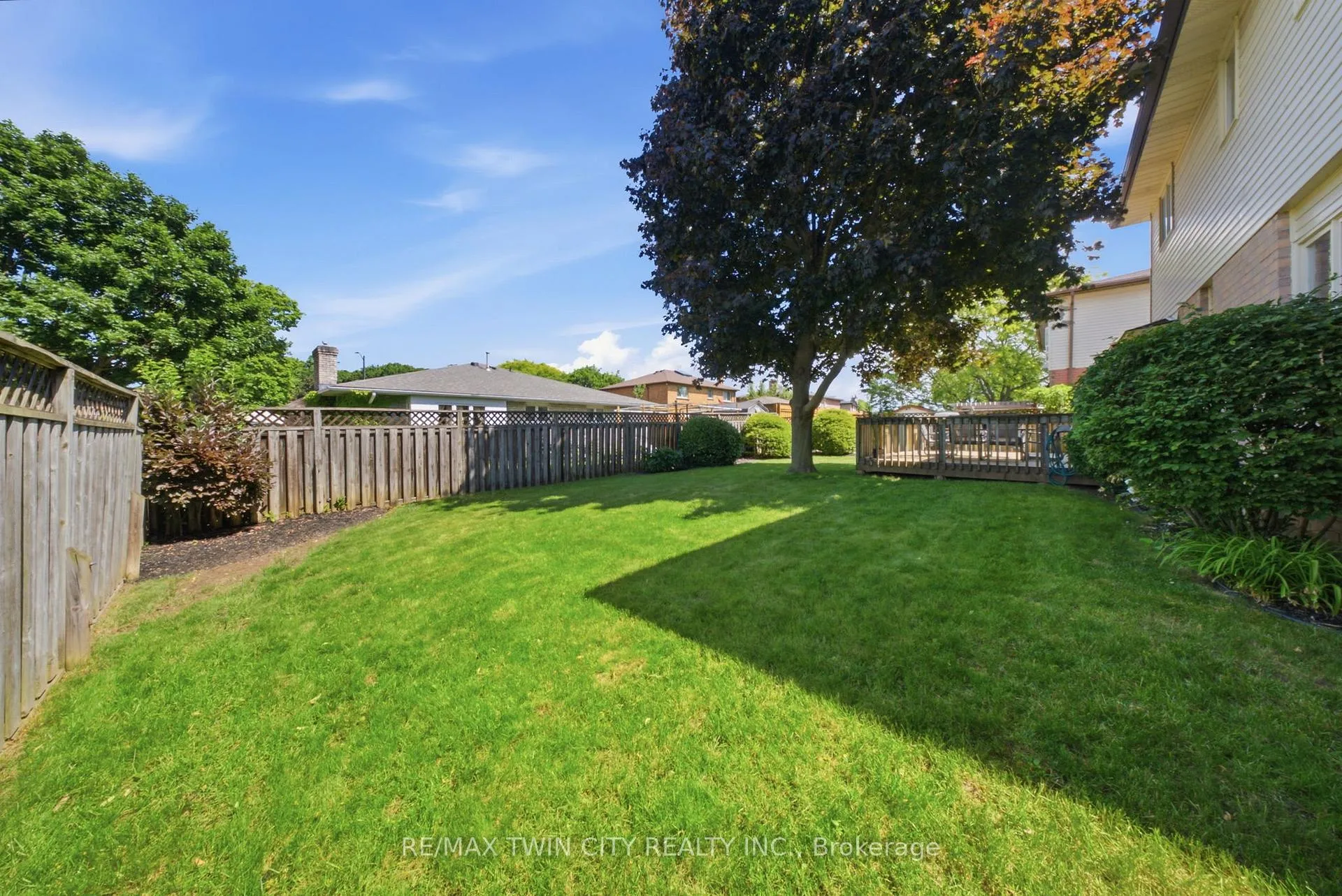 Photo 36 of 22 Colonial Crescent, Brantford, Cedarland — HOMEH