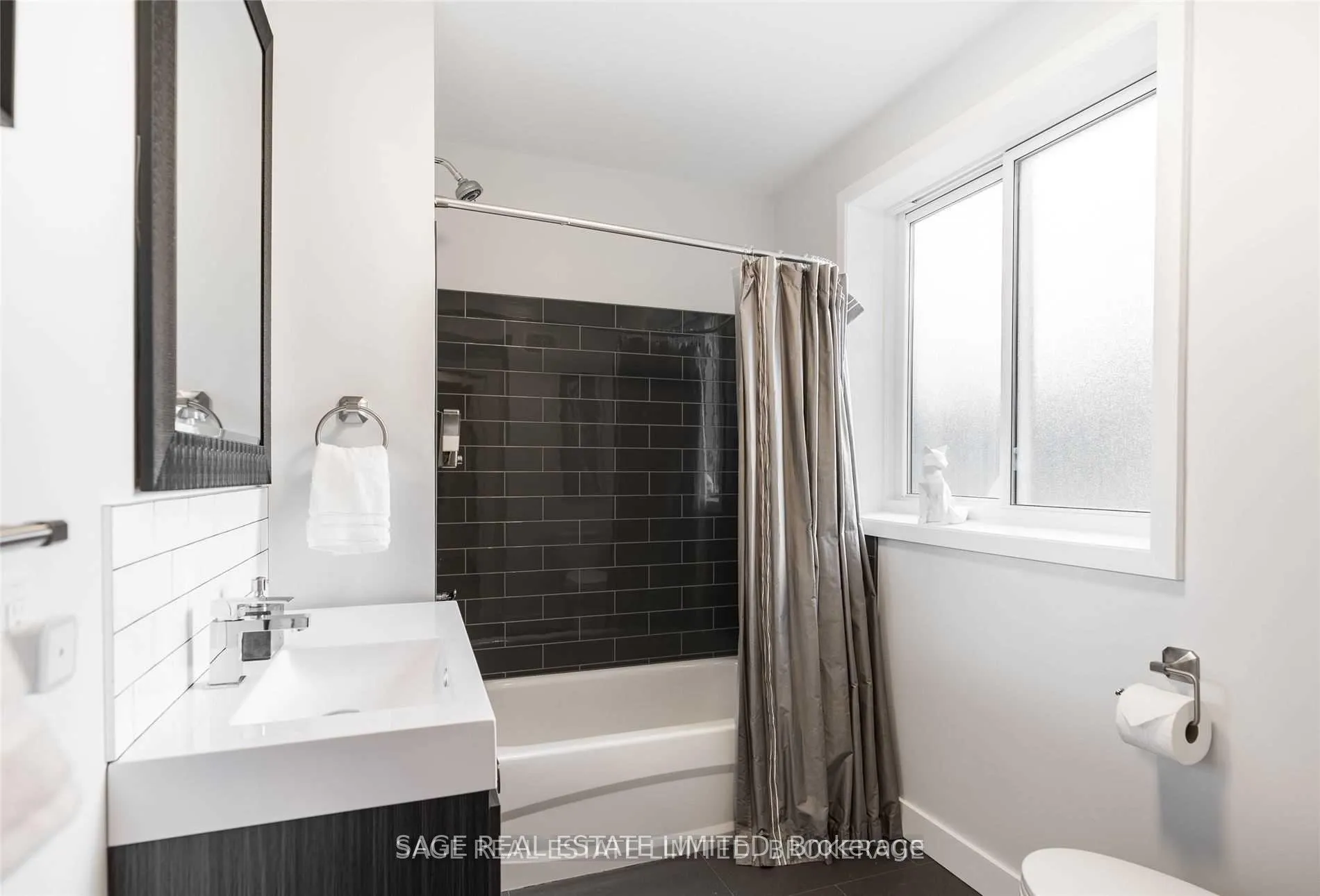 Photo 9 of 247 Lisgar Street, Toronto, Little Portugal — HOMEH