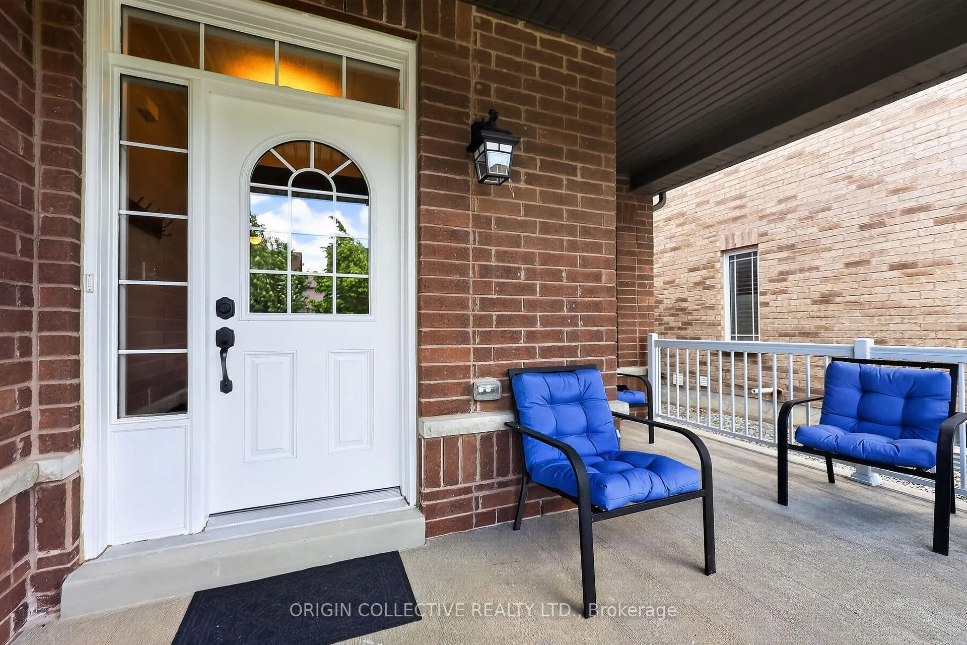 Photo 4 of 31 Bud Leggett Crescent, Georgina, Keswick South — HOMEH