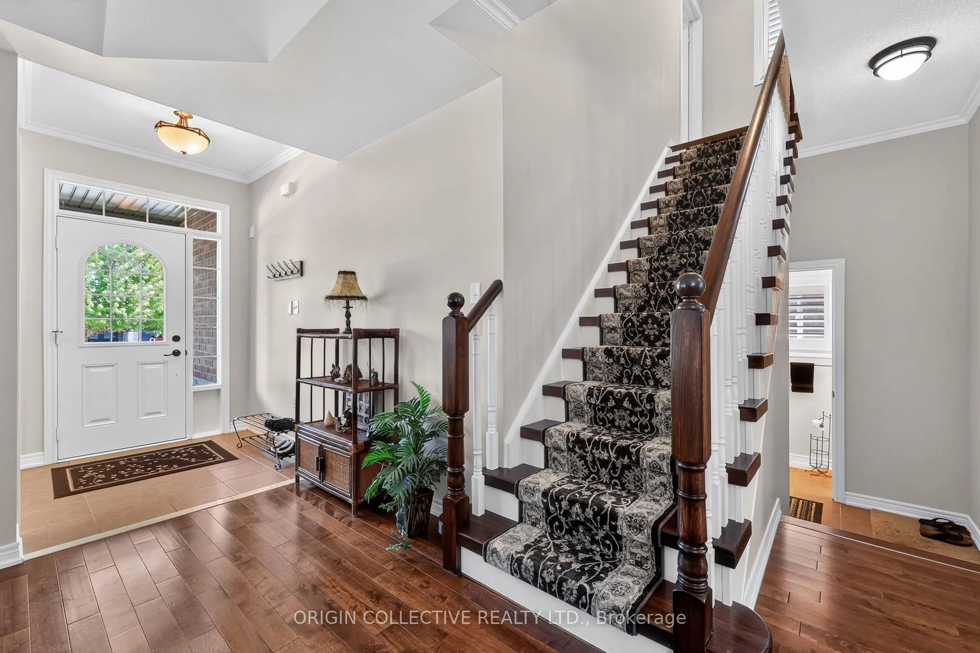 Photo 7 of 31 Bud Leggett Crescent, Georgina, Keswick South — HOMEH