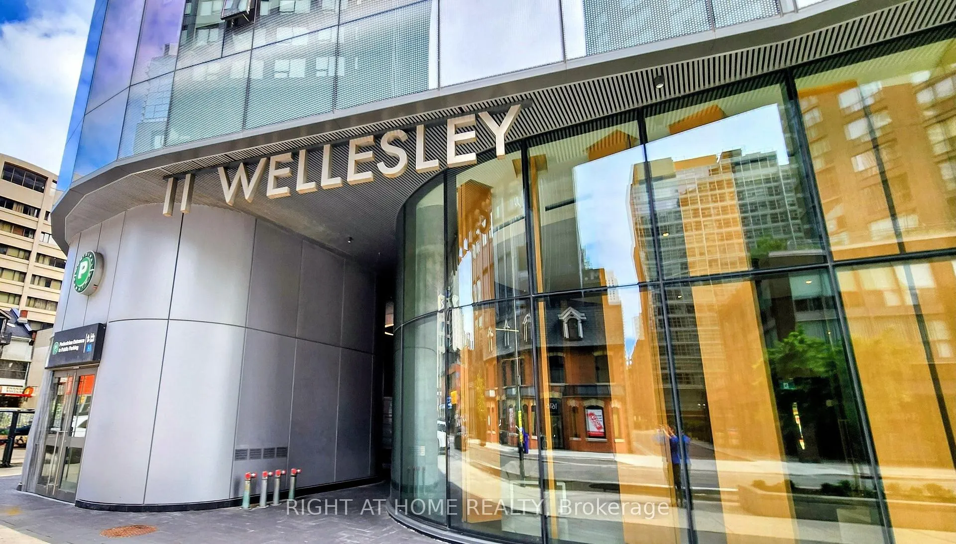 Front of Unit 4301, 11 Wellesley Street W