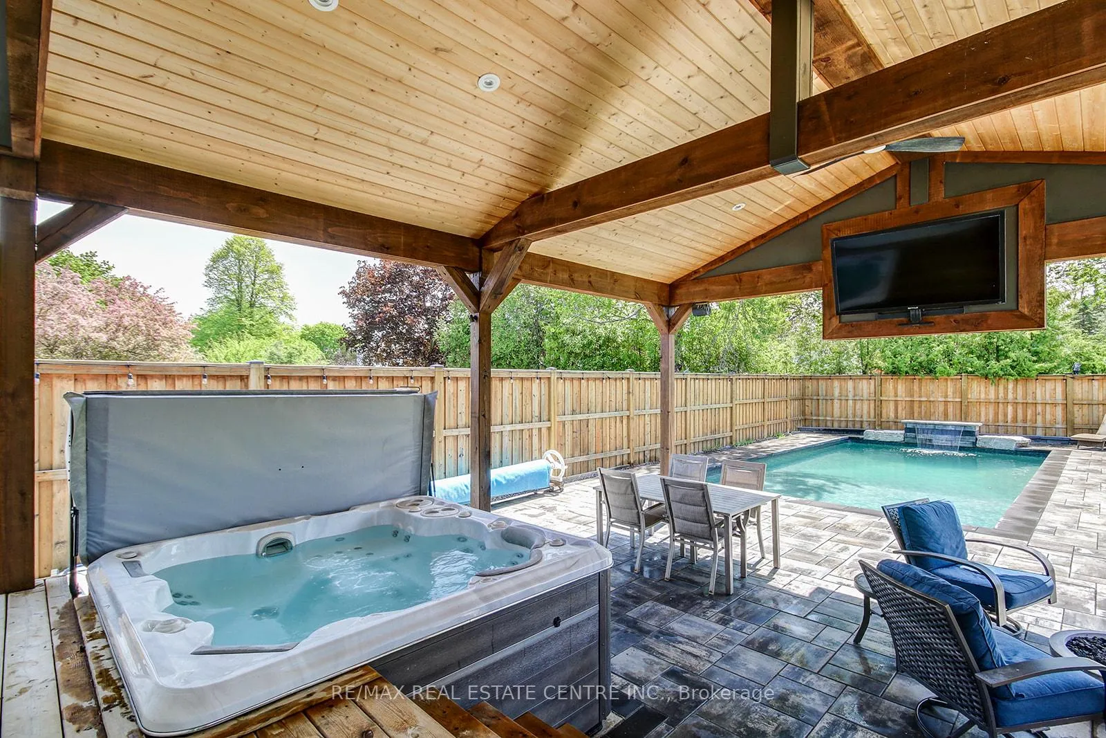 Photo 2 of 200 Delrex Boulevard, Halton Hills, Georgetown — HOMEH