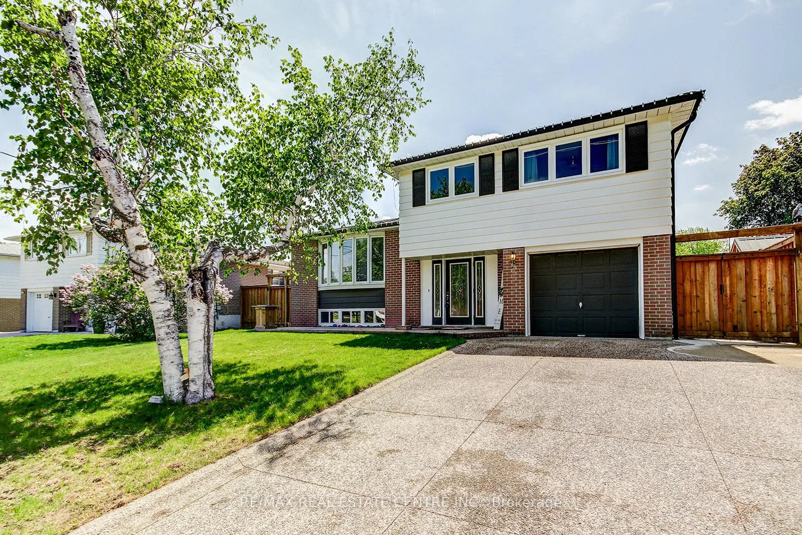 Photo 3 of 200 Delrex Boulevard, Halton Hills, Georgetown — HOMEH