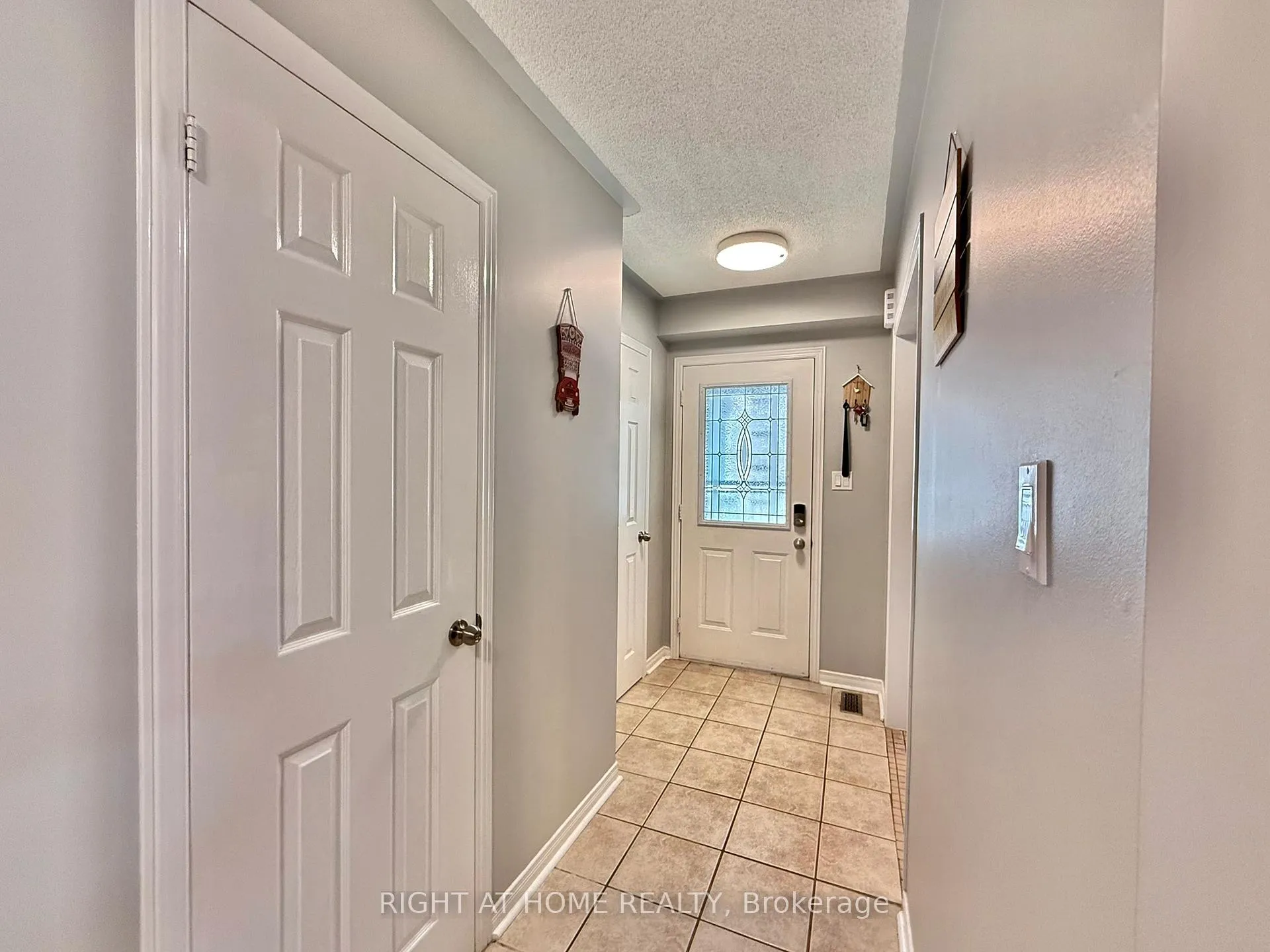 Photo 4 of 569 Walpole Crescent, Newmarket, Stonehaven-Wyndham — HOMEH