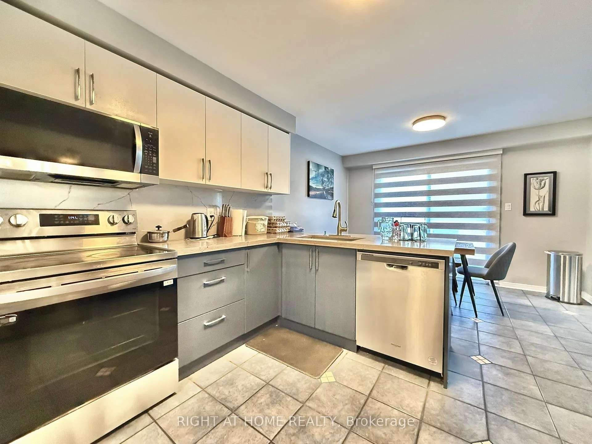 Photo 10 of 569 Walpole Crescent, Newmarket, Stonehaven-Wyndham — HOMEH