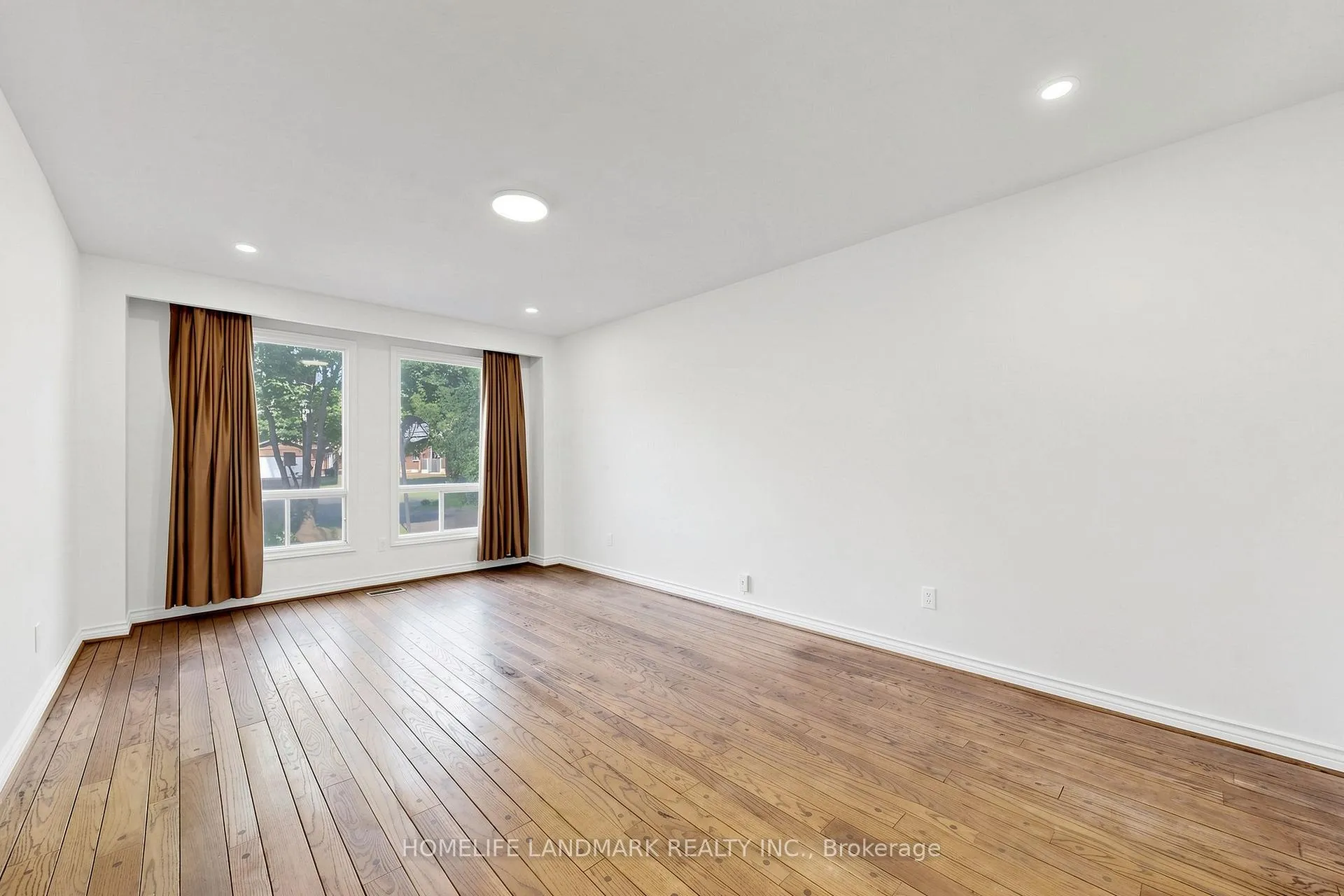 Photo 2 of 23 Dorian Place, Vaughan, Uplands — HOMEH
