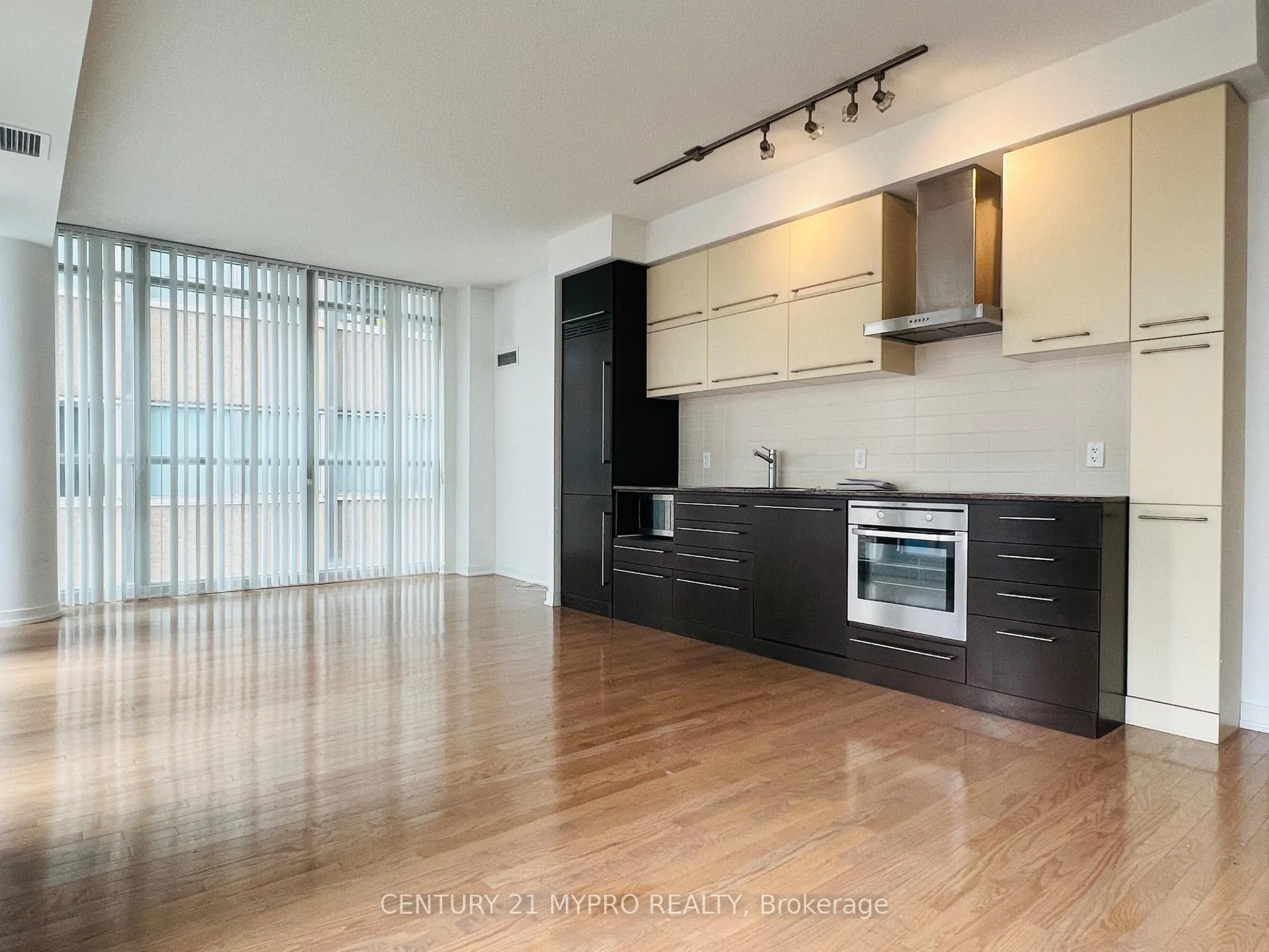 Photo 7 of Unit 701, 770 Bay Street, Toronto, Bay Street Corridor — HOMEH