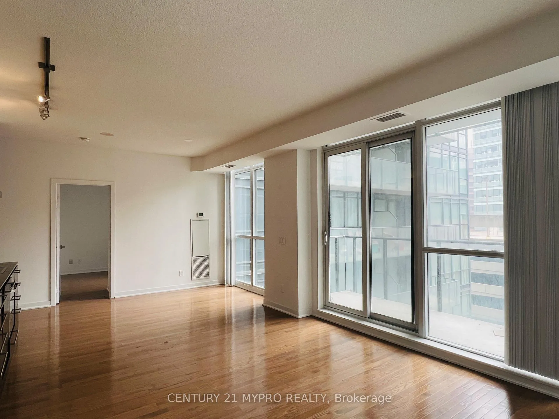 Photo 9 of Unit 701, 770 Bay Street, Toronto, Bay Street Corridor — HOMEH