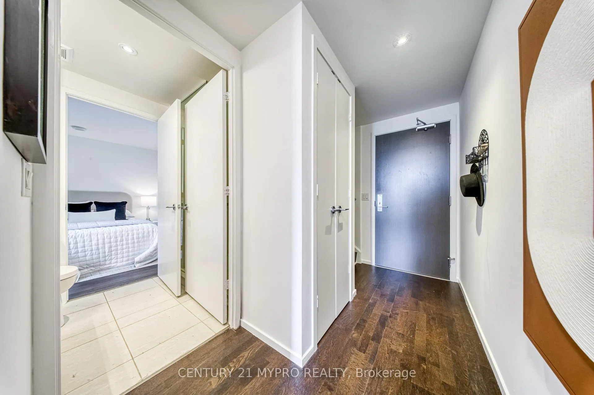 Photo 5 of Unit 811, 101 Charles Street E, Toronto, Church-Yonge Corridor — HOMEH