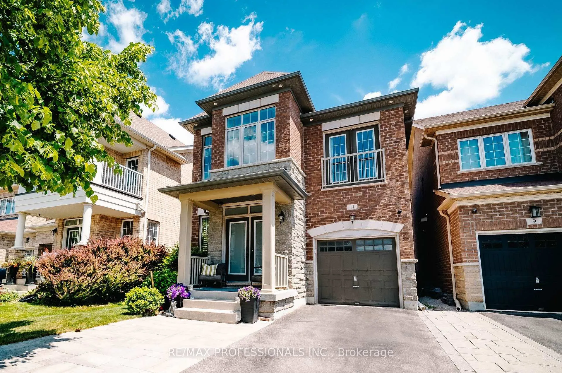 Photo 2 of 11 Pelham Drive, Vaughan, Kleinburg — HOMEH