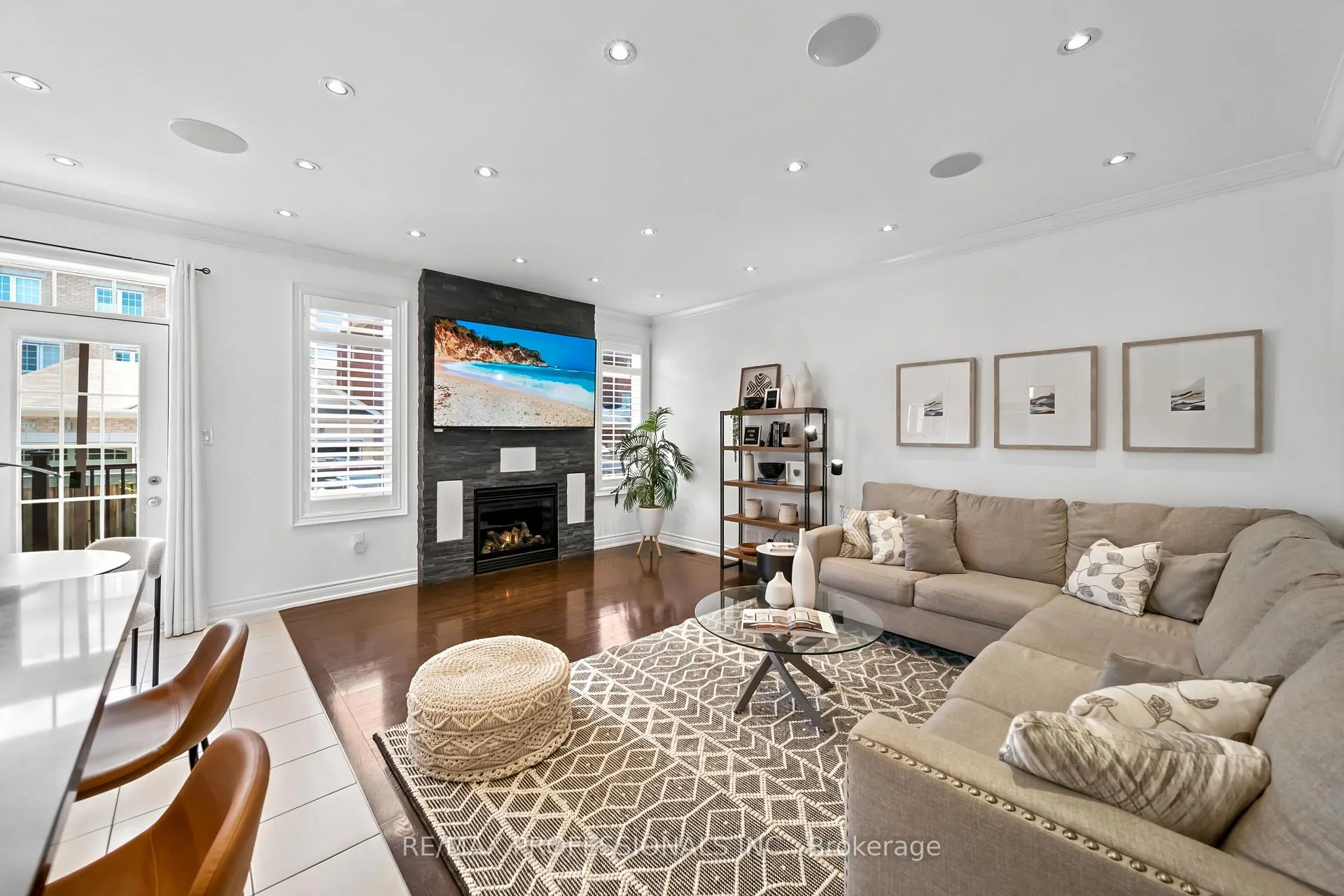 Photo 9 of 11 Pelham Drive, Vaughan, Kleinburg — HOMEH