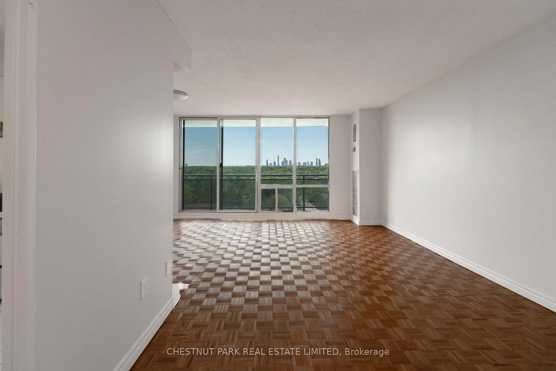 Photo 5 of Unit 1003, 150 Lakeshore Road W, Mississauga, Port Credit — HOMEH
