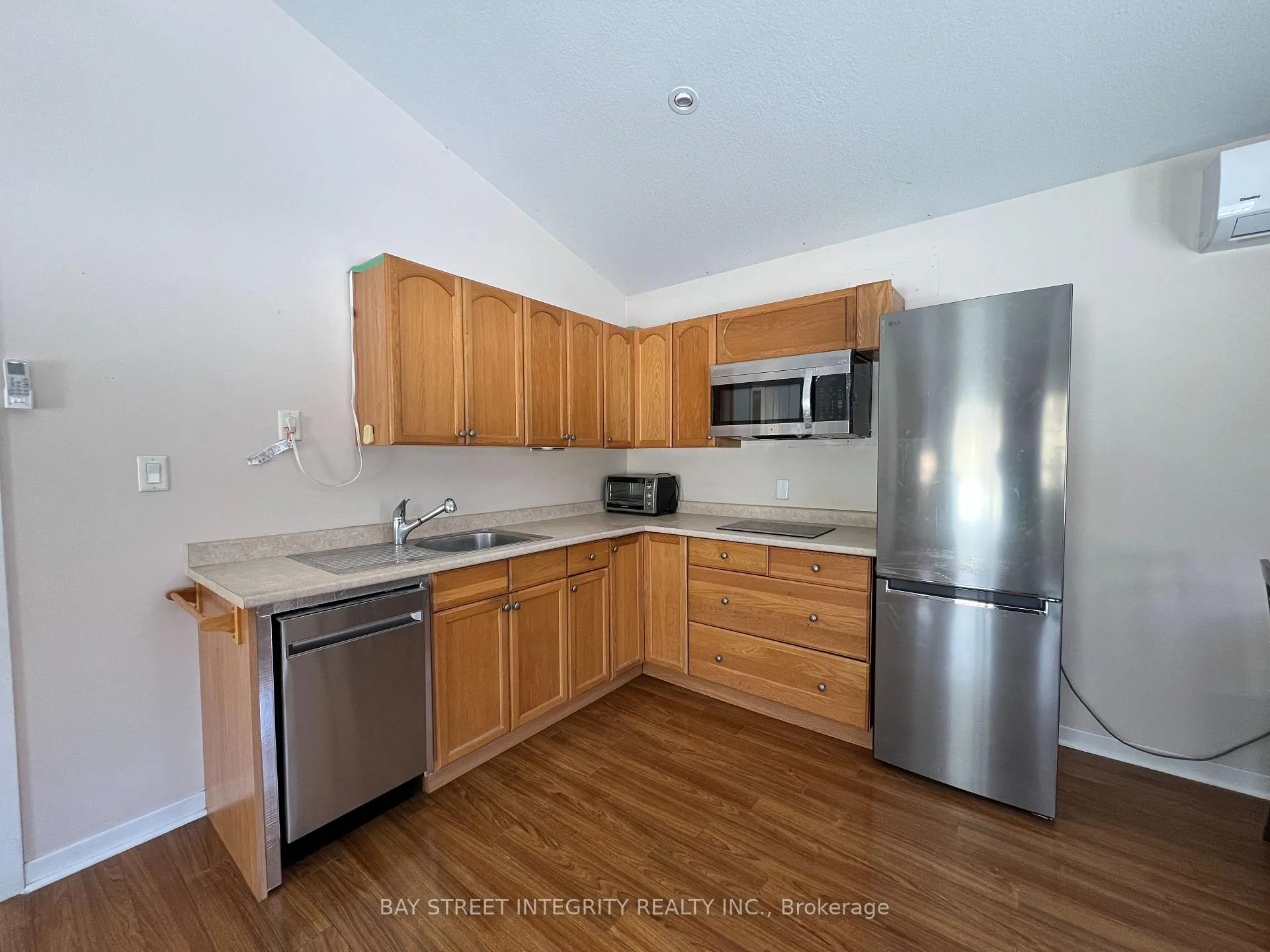 Photo 8 of Unit 2, 1339 Pinegrove Road, Oakville, West — HOMEH