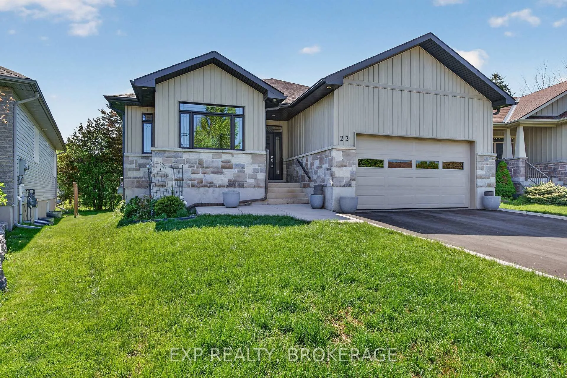 Photo 2 of 23 Admiral'S Court, Barrie, Innis-Shore — HOMEH