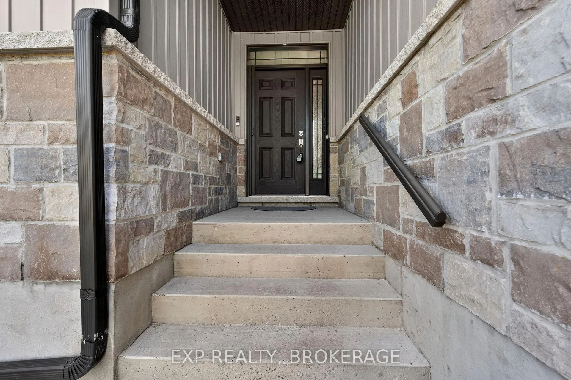 Photo 3 of 23 Admiral'S Court, Barrie, Innis-Shore — HOMEH