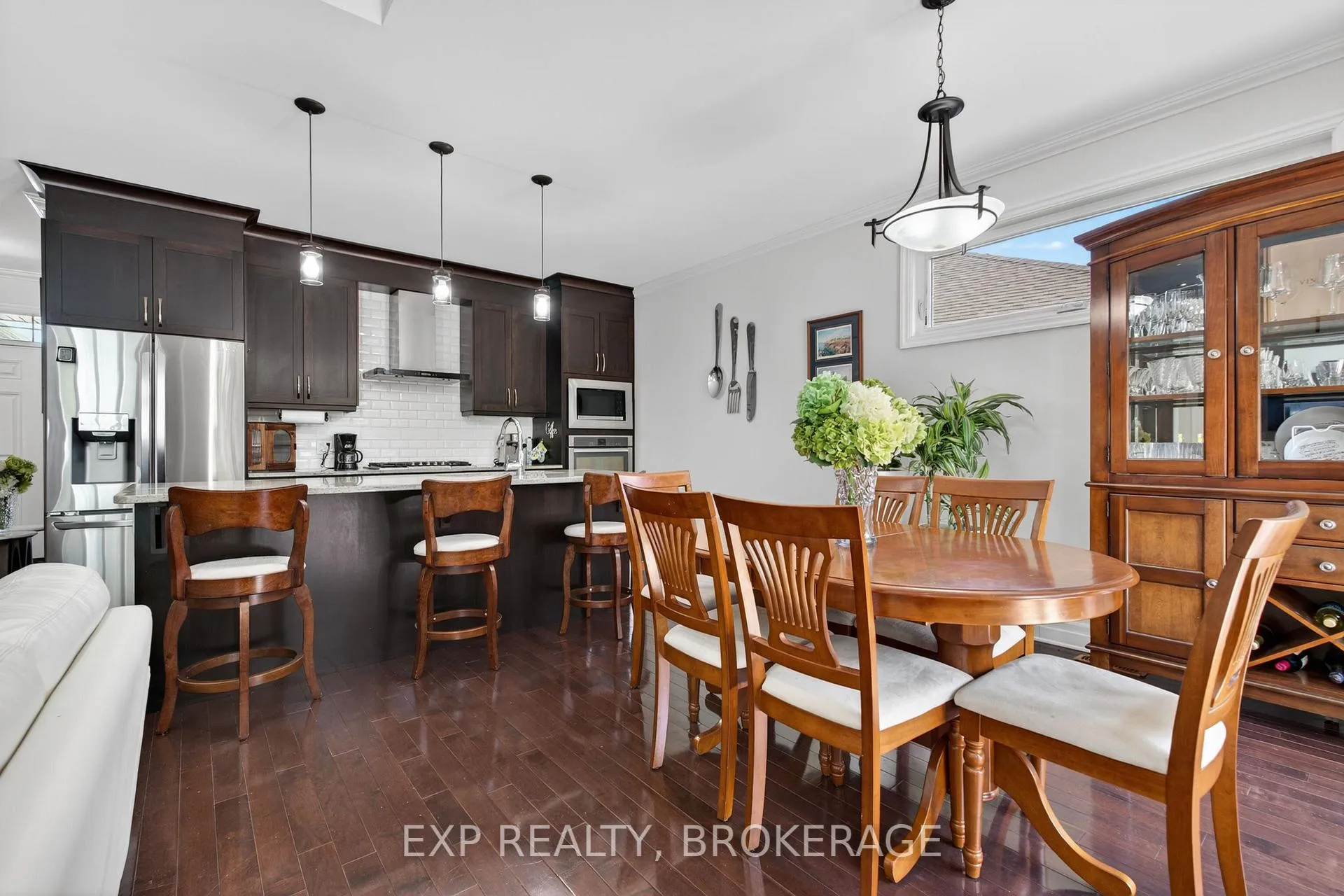Photo 8 of 23 Admiral'S Court, Barrie, Innis-Shore — HOMEH