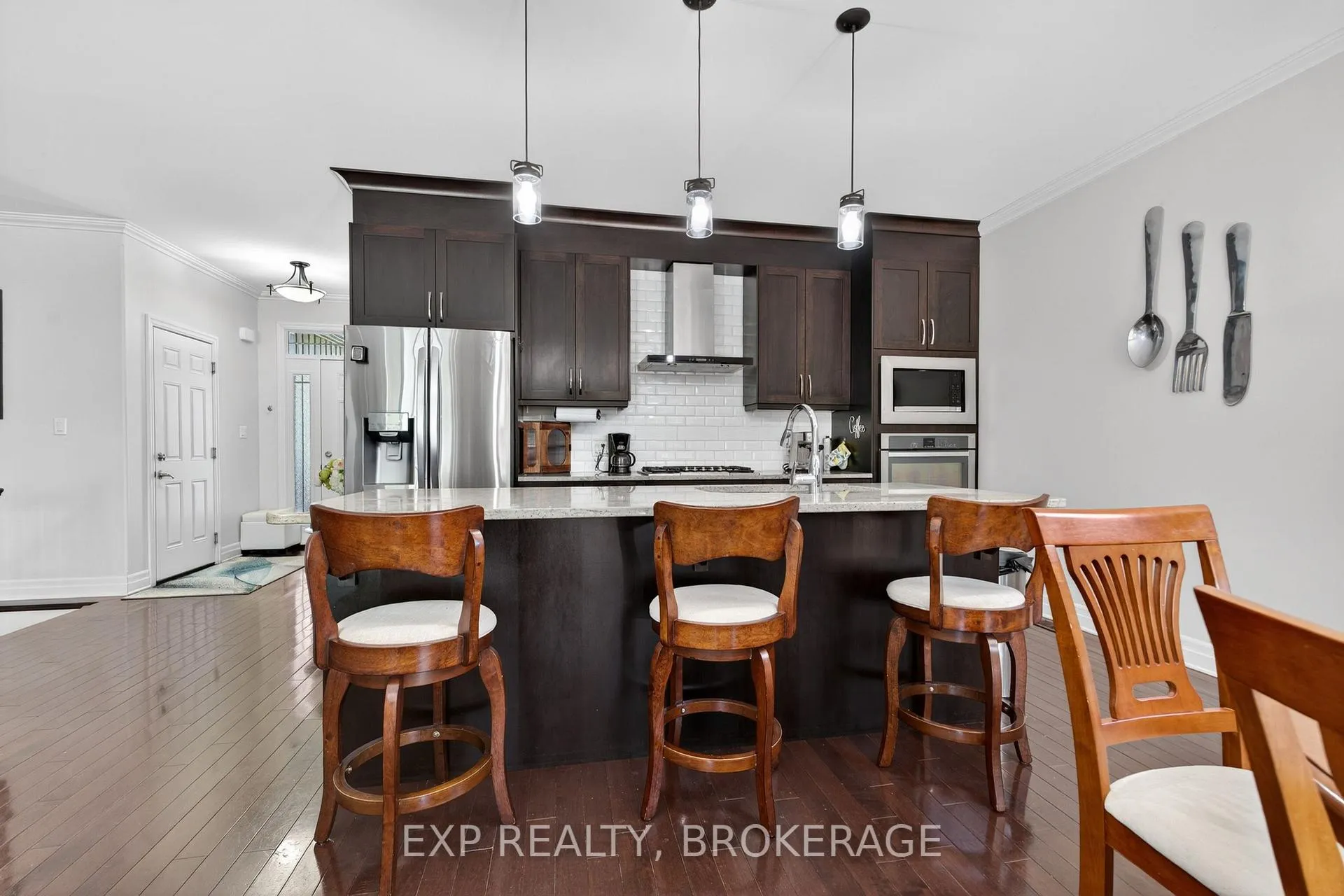 Photo 12 of 23 Admiral'S Court, Barrie, Innis-Shore — HOMEH
