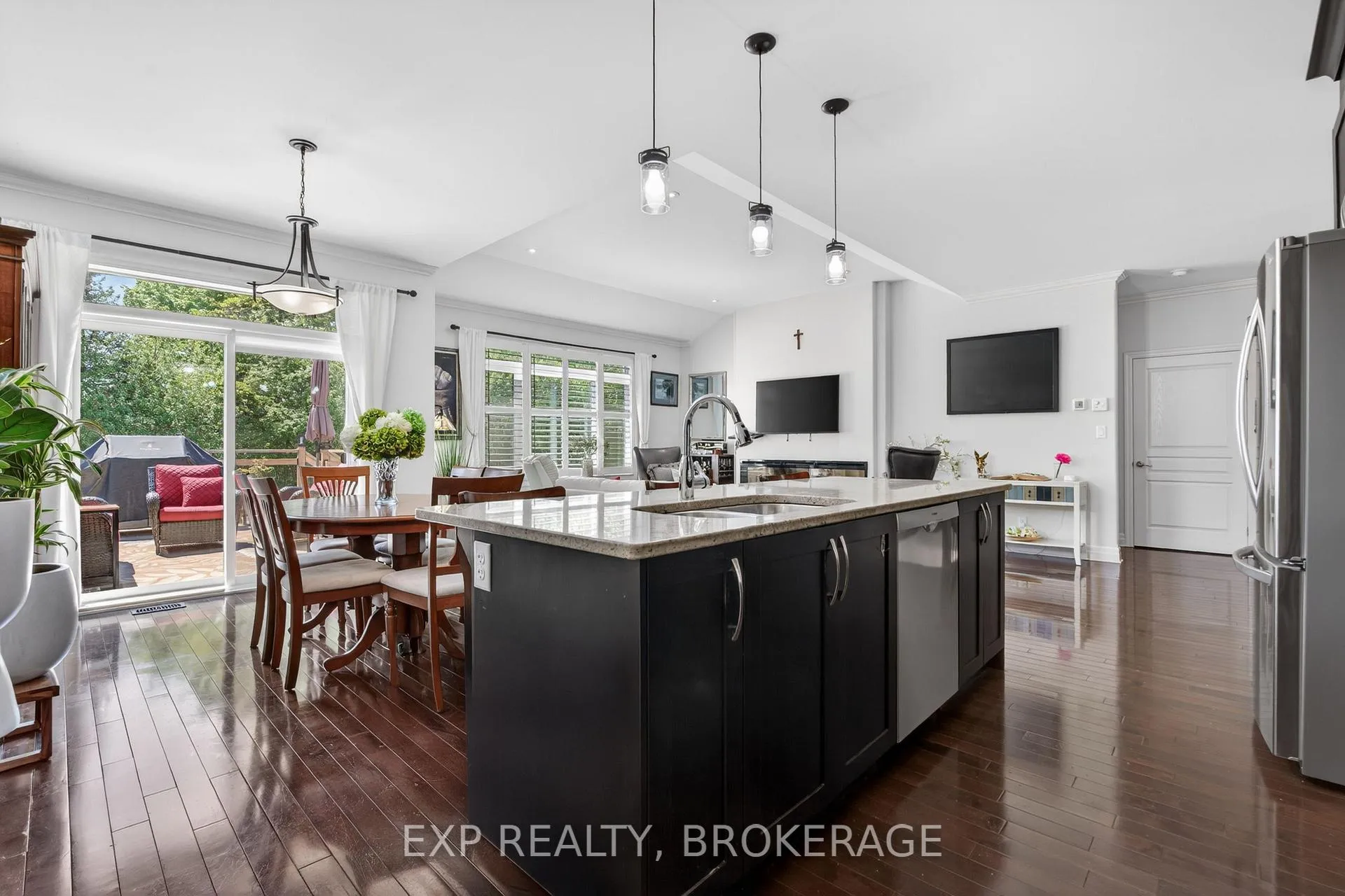 Photo 15 of 23 Admiral'S Court, Barrie, Innis-Shore — HOMEH