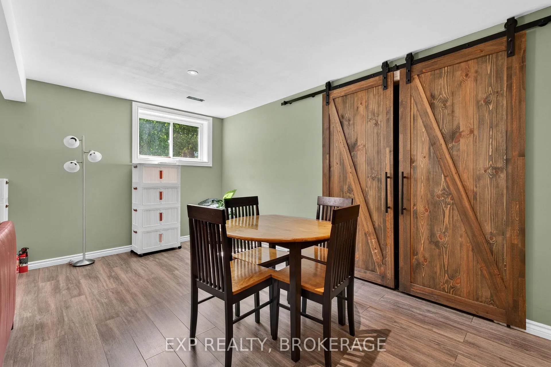 Photo 27 of 23 Admiral'S Court, Barrie, Innis-Shore — HOMEH
