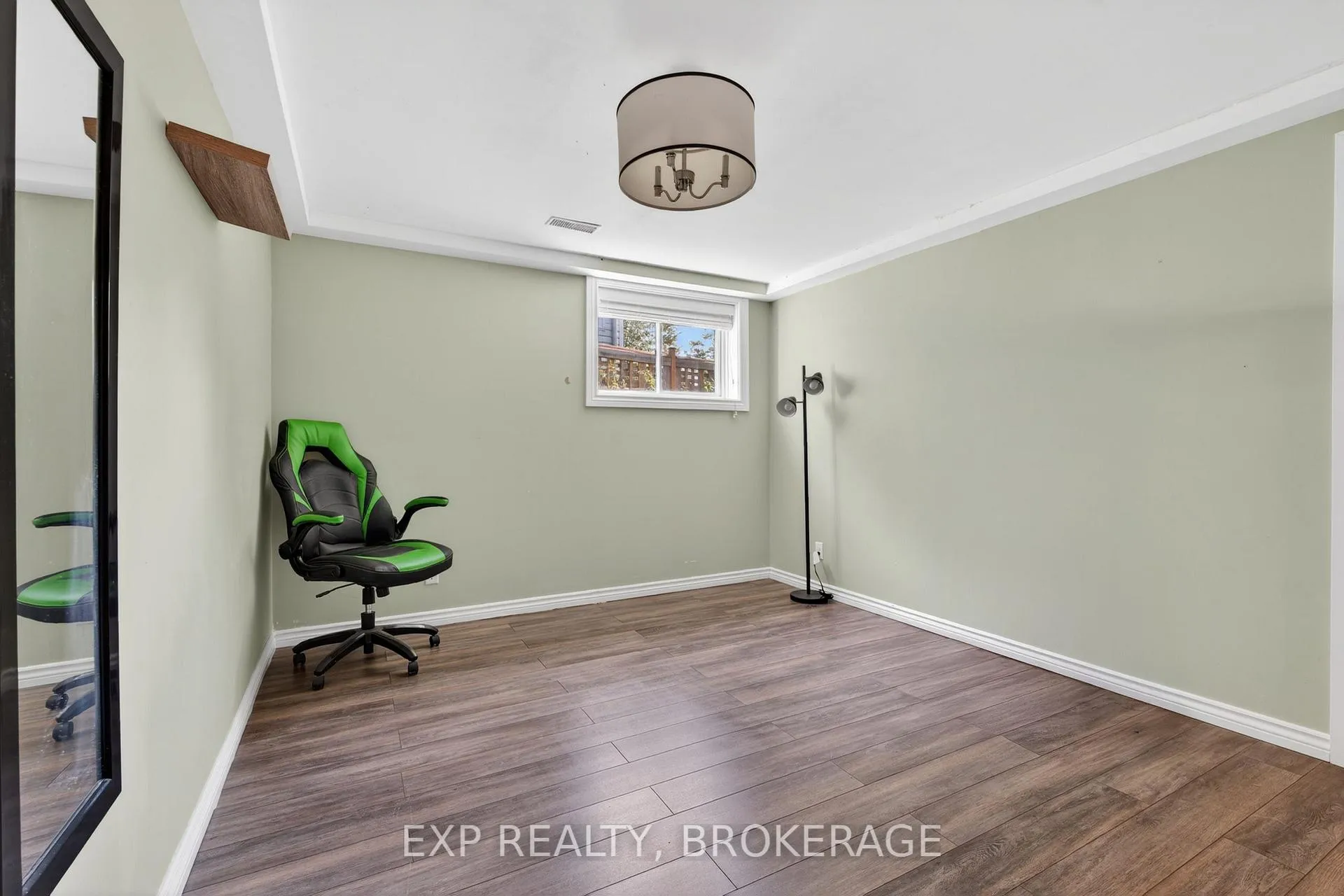Photo 31 of 23 Admiral'S Court, Barrie, Innis-Shore — HOMEH