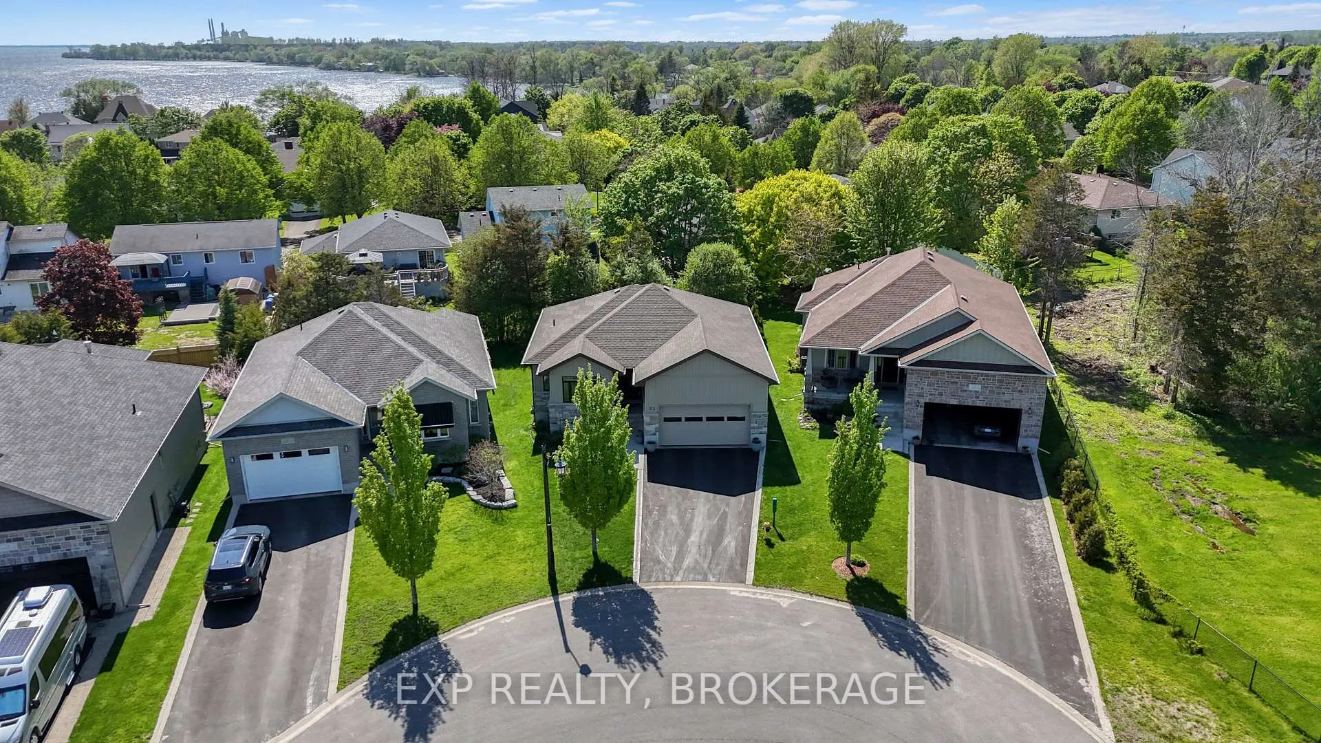 Photo 41 of 23 Admiral'S Court, Barrie, Innis-Shore — HOMEH