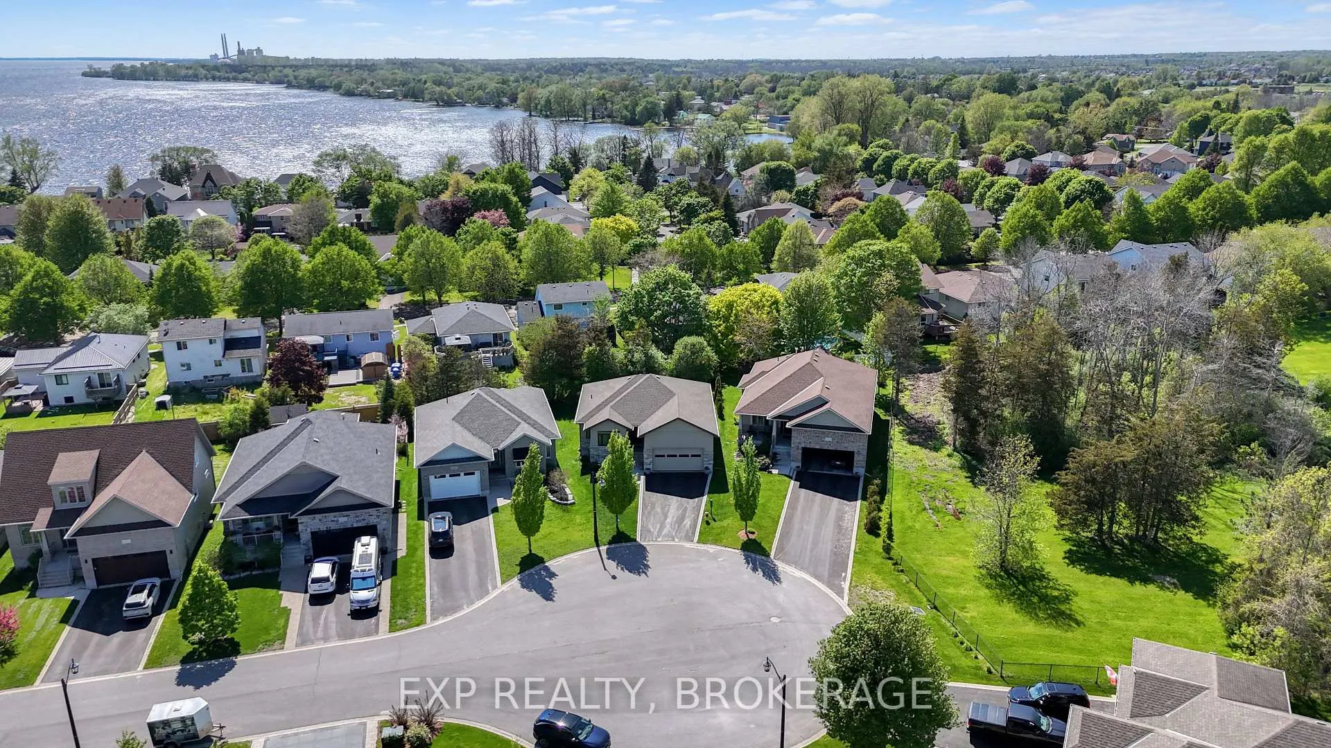 Photo 42 of 23 Admiral'S Court, Barrie, Innis-Shore — HOMEH