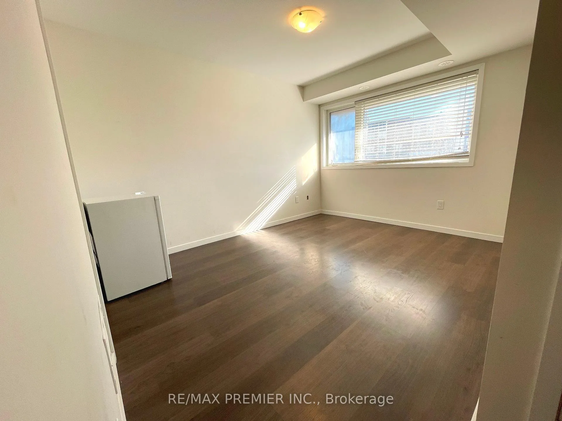Photo 4 of 3922 Major Mackenzie Drive, Vaughan, Vellore Village — HOMEH