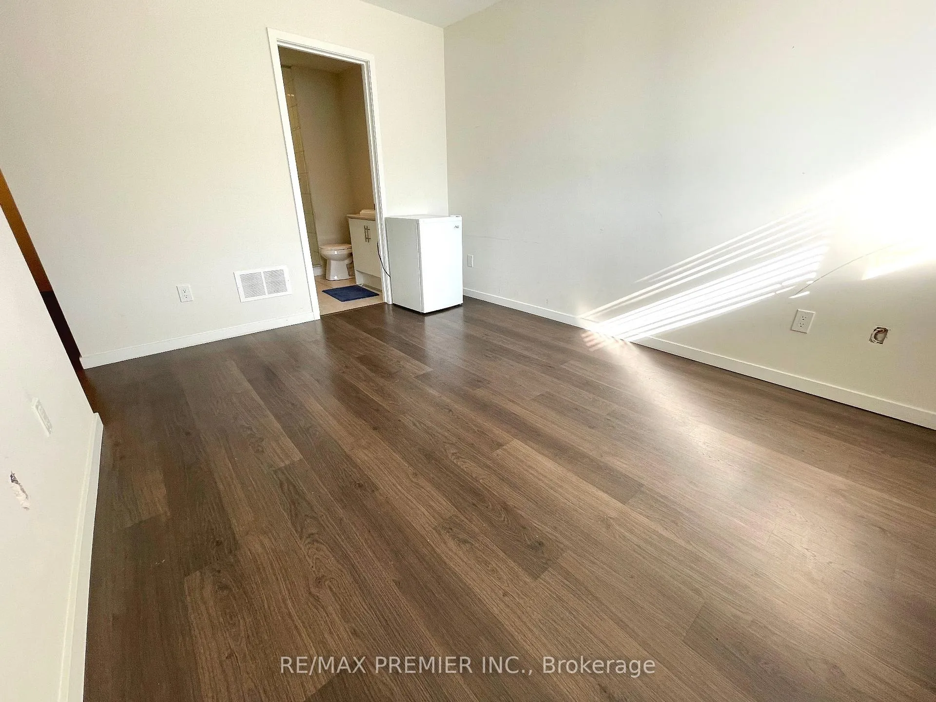 Photo 5 of 3922 Major Mackenzie Drive, Vaughan, Vellore Village — HOMEH