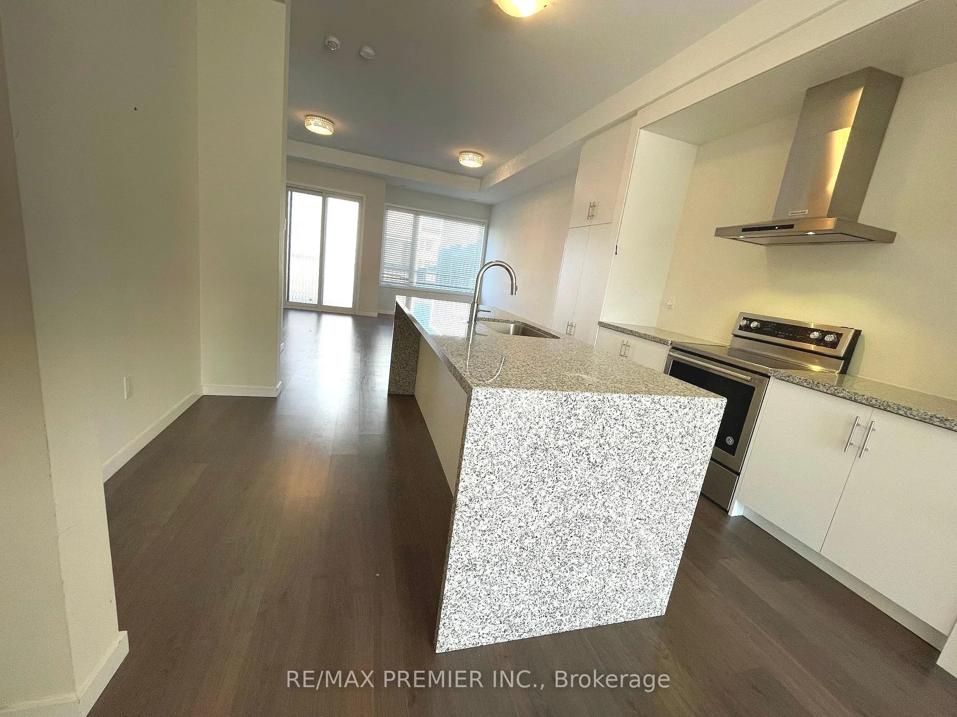 Photo 9 of 3922 Major Mackenzie Drive, Vaughan, Vellore Village — HOMEH