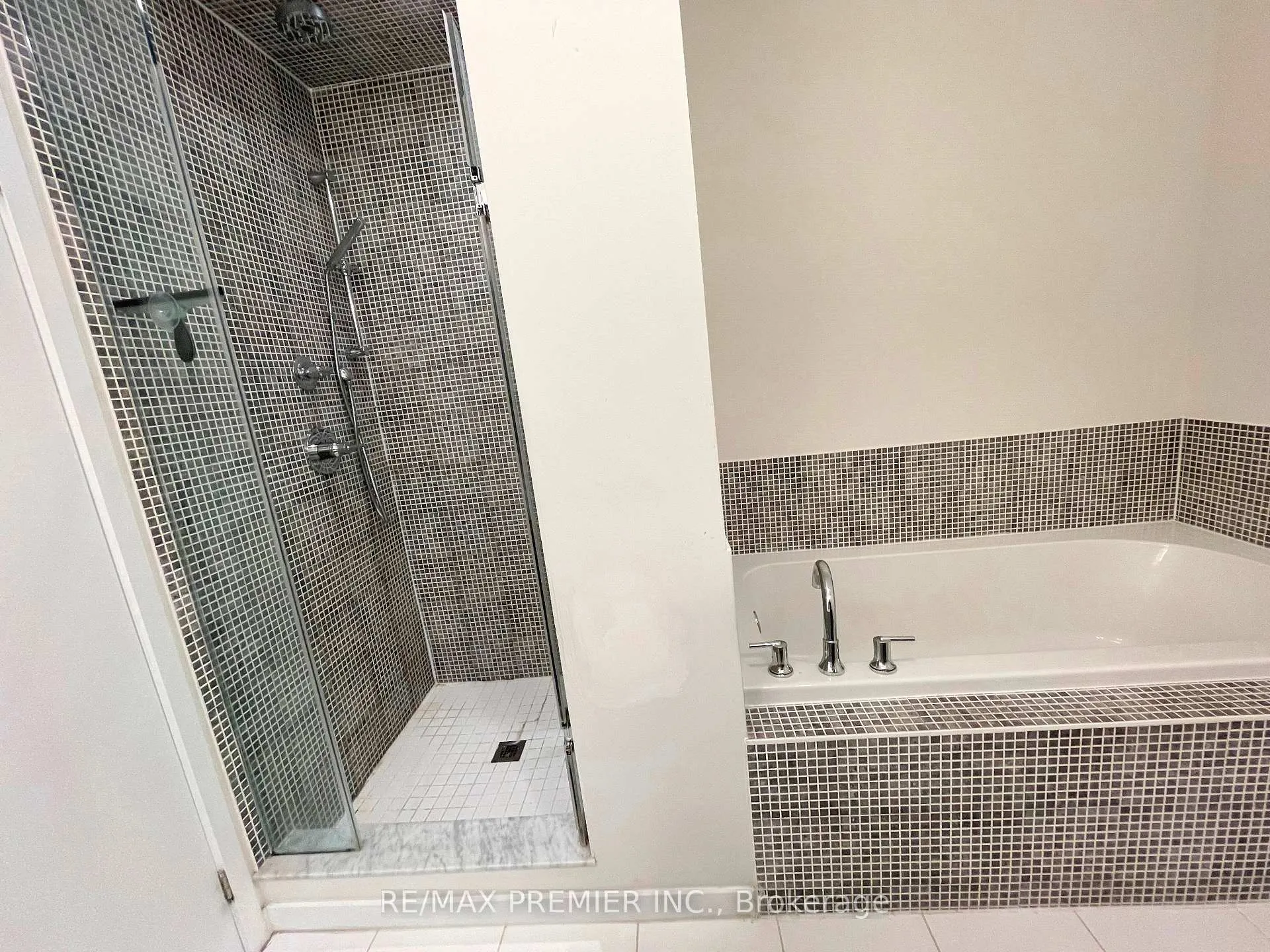 Photo 18 of 3922 Major Mackenzie Drive, Vaughan, Vellore Village — HOMEH