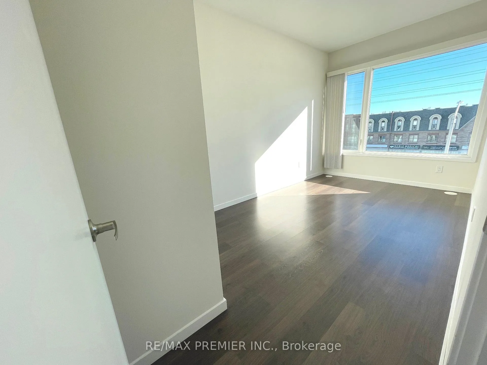 Photo 21 of 3922 Major Mackenzie Drive, Vaughan, Vellore Village — HOMEH