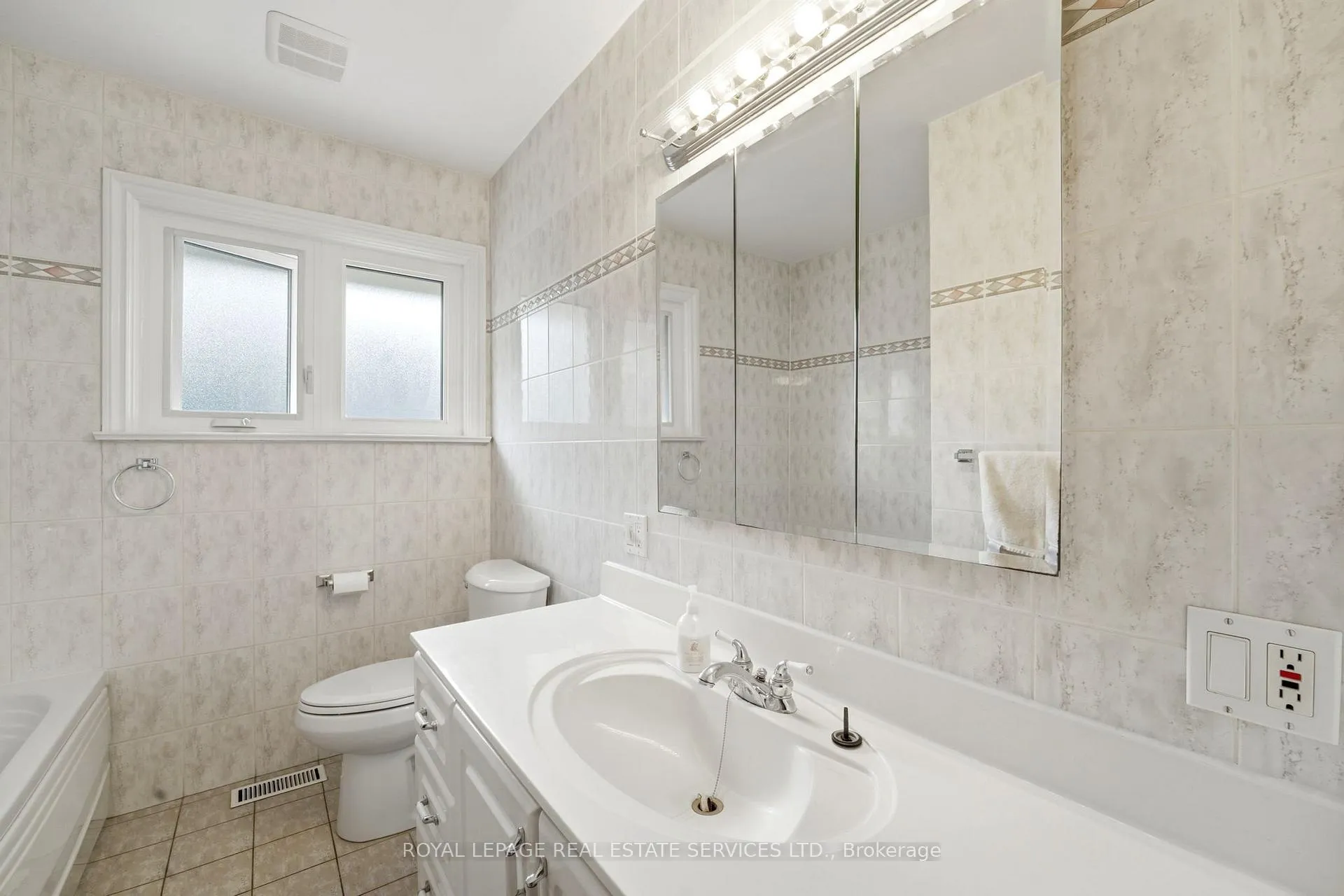 Photo 27 of 45 Poynter Drive, Etobicoke, Kingsview Village-The Westway — HOMEH