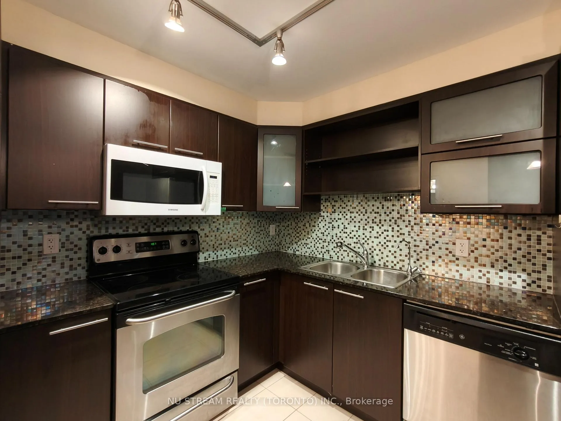 Photo 8 of Unit 801, 39 Galleria Parkway, Markham, Commerce Valley — HOMEH