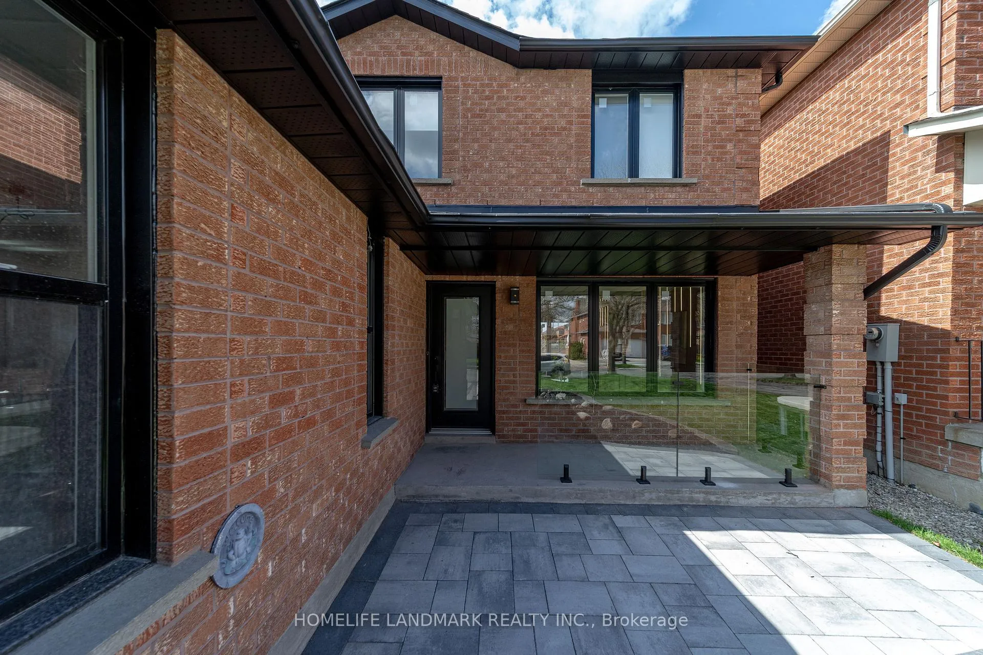 Photo 2 of 224 Macedonia Crescent, Mississauga, Fairview — HOMEH